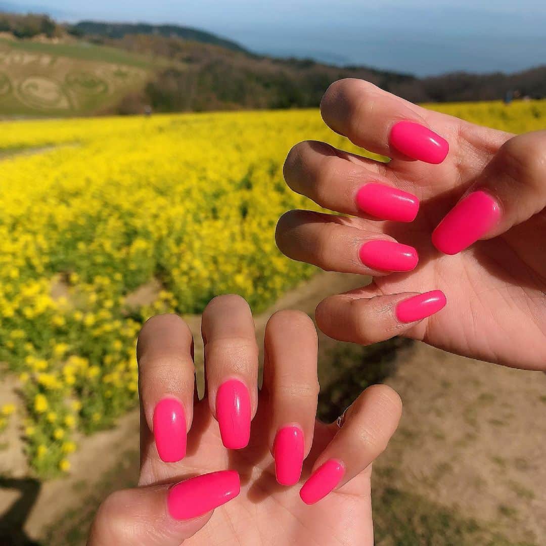 鈴木まりなのインスタグラム：「New Nail   @list.nail 担当盛さん Spring Nail💖🌸    ↓↓↓  List. 📞06-6253-0031 📍大阪府大阪市中央区南船場4-12-8   関西心斎橋ビル7Ｆ      #マリナネイル #ネイルデザイン #春ネイル #大阪ネイルサロン #ネイルでマインドリセット  #list_nail #nail #naildesign #magnetnails #nailsofinstagram #nailitdaily #nailsmagazine #nailonfleek #firenails #springnails」