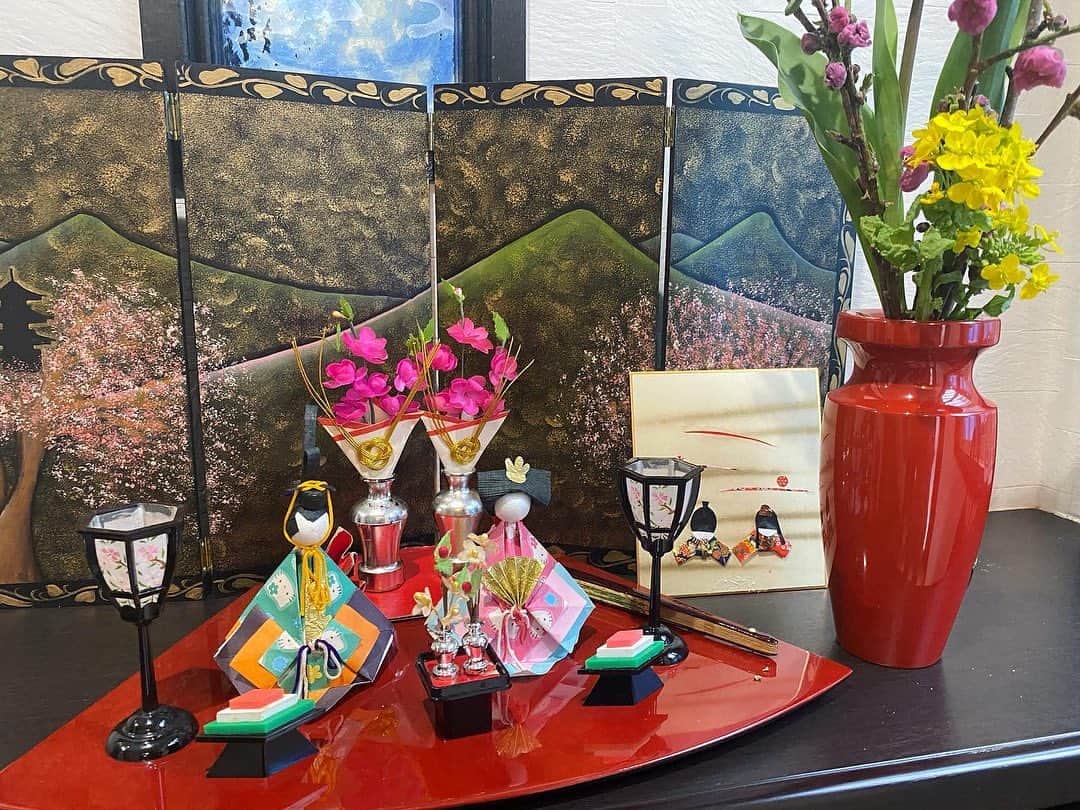 長嶺花菜のインスタグラム：「🎎 3月3日は桃の節句『ひな祭り』  小学生の頃に作った折り紙のひな人形♪ 大切にとっておいてくれてありがとう♡」