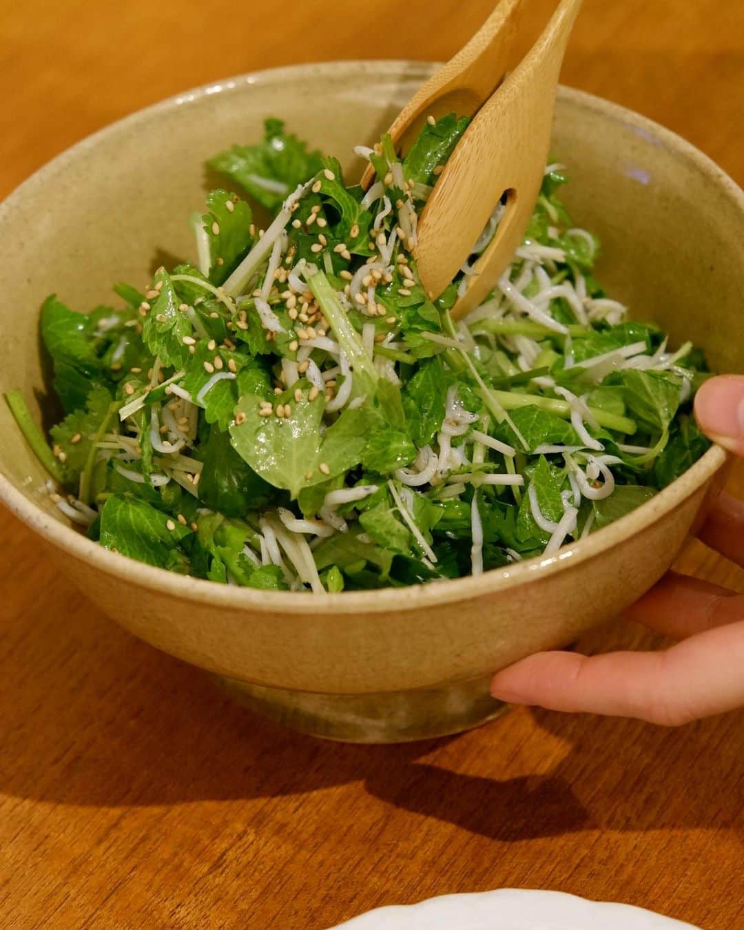 武智志穂さんのインスタグラム写真 - (武智志穂Instagram)「この季節の沖縄は、野菜の種類が豊富。 ファーマーズマーケットに足を踏み入れると（わたしにとってはテーマパーク級に楽しい場所🥺）、あれも食べたい〜あれ作りたい〜が始まって、ついつい買いすぎちゃう。 暇を見つけてはせっせと常備菜や離乳食作りを楽しんでいます👩🏻‍🍳 良いストレス発散にもなるし、野菜沢山摂れるし、いいこと尽くめ！  今日は久しぶりに #武智家の食卓 です🍚  大好きなホワイトセロリ。 1束た〜っぷり入って200円しないくらいで買うことができます。 最近ハマりにハマっている、ホワイトセロリを無限に食べれてしまうサラダレシピをご紹介🥗 ホワイトセロリが好きな方は間違いなくお好きであろうパクチー。 ホワイトセロリとパクチーの相性がめちゃくちゃ良いんです。 刻んだホワイトセロリとパクチーに、しらすとたっぷりの炒りごまと合わせダレ（ごま油、お醤油、顆粒鶏がらスープの素、おろしにんにく、粗挽き胡椒）をよく混ぜるだけ。 写真の時は乗せていませんが、韓国海苔を適当に細かくして振りかけても👌  写真見てたら、また食べたくなってきた！」3月3日 10時38分 - shiho_takechi