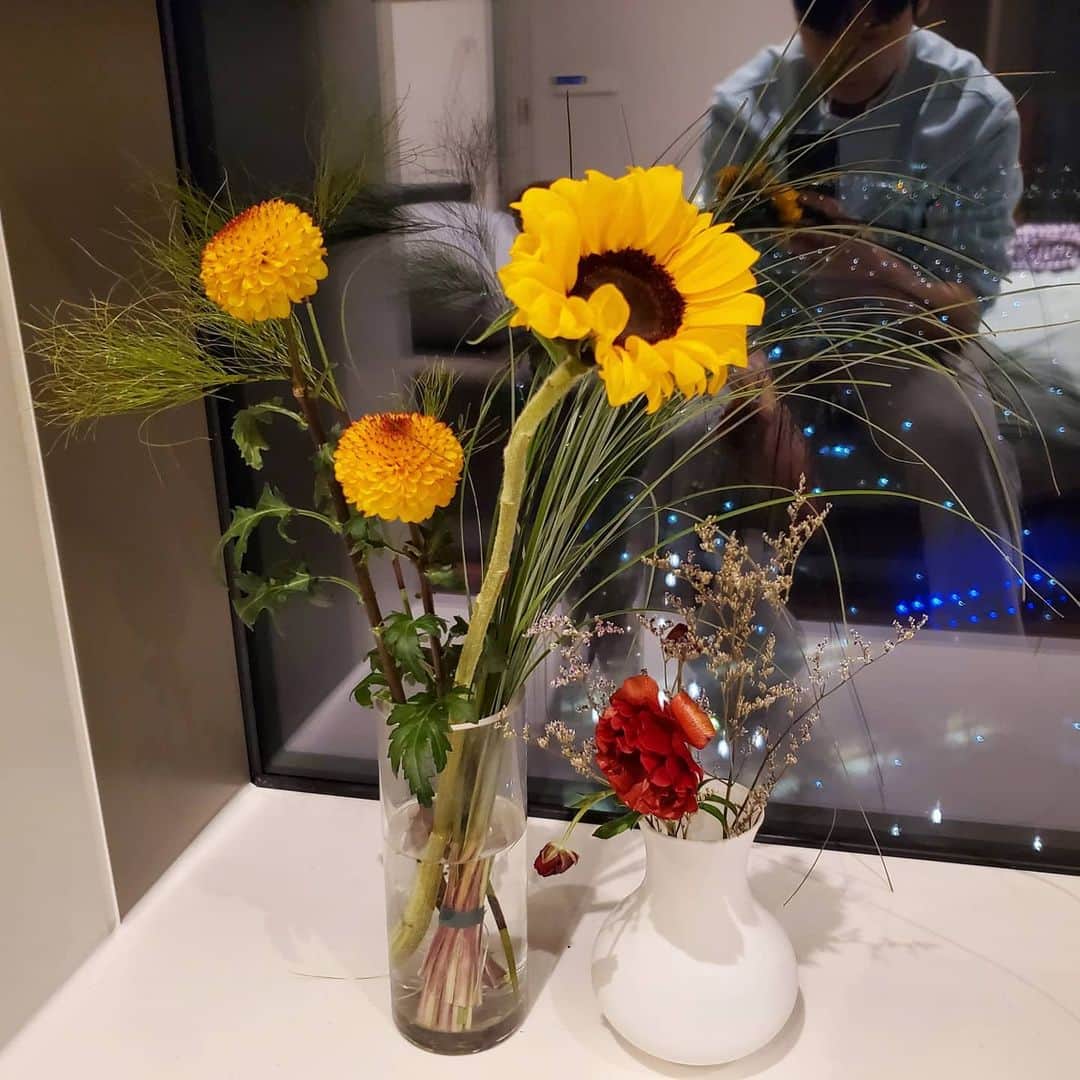 カン・ミニョクさんのインスタグラム写真 - (カン・ミニョクInstagram)「촬영이 끝난 꽃은 일단 다 우리 집으로 👍」3月3日 11時31分 - mr_kanggun