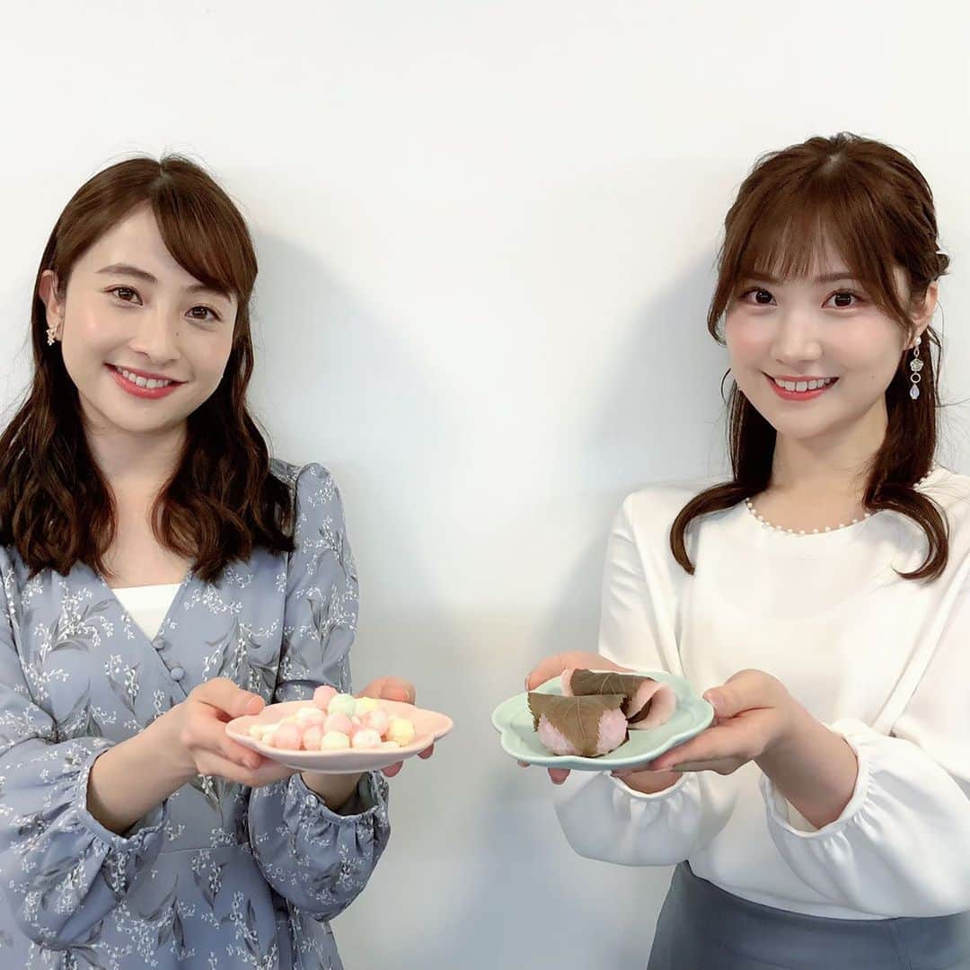 TBS「あさチャン！」のインスタグラム：「🎎 きょう3月3日はひなまつりですね🤗 あさチャンでも桜餅とひなあられを 用意しました☺️🌸 皆さんはひなまつりの準備しましたか？😌 ・ ・ #tbs #あさチャン #アナウンサー #日比麻音子 #野村彩也子 #まおさやコンビ」