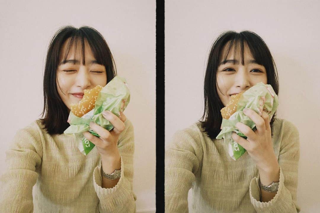 近藤千尋のインスタグラム：「てりたまーーー😍😍😍😍😍🌸 ひな祭りということで CMを見て買いに走った。笑 ちゃっかり現場マネージャー ゆりちゃんのも。笑🍔  おいしーーーー❤️幸せーー笑😭  さ、仕事行ってきます🤣♥️笑  この投稿を見て てりたま食べたくなった人ー😚🙋‍♀️❗️  私はセットにしてコーラがテッパン🙋‍♀️」