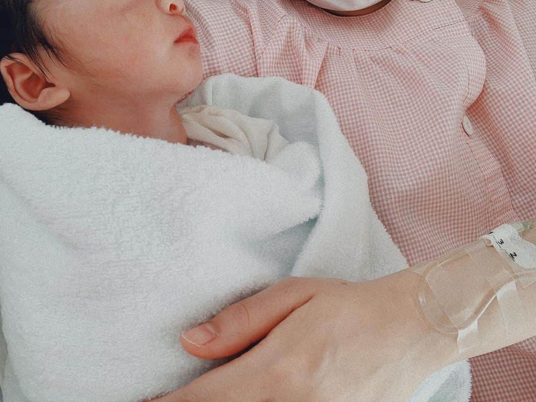 坂野志津佳のインスタグラム：「昨日、無事に元気な男の子が誕生しましたー！！  母子共に健康です。  そしてとっっても可愛いです☺️💓 . . . 先週まで自然分娩の予定でしたが、 赤ちゃんの頭の大きさと私の骨盤が狭かったことが検診でわかり、 予定帝王切開となりました。  下から産むことしか考えていなかったのでやはり初めはショックでしたが、赤ちゃんが苦しまない選択があるなら当然そっちの方が良い！と前向きに思えました😊  しばらく痛みとの闘いですが、愛おしい息子と夫さんの為にも頑張ります！！ . . #出産報告  #3月2日生まれ  #予定帝王切開」