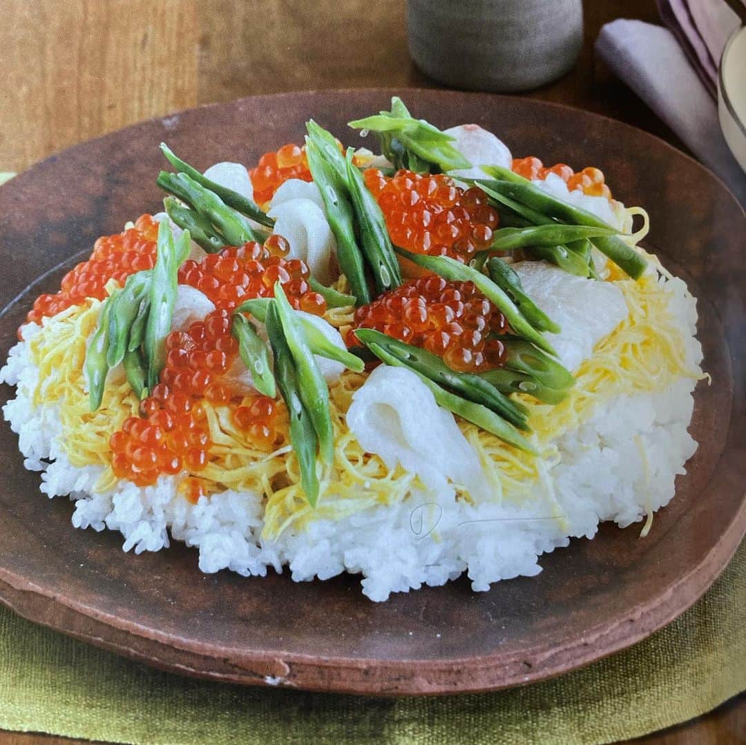 行正り香さんのインスタグラム写真 - (行正り香Instagram)「ちらし寿司を作ろうかな、と思われているみなさま、こちらの酢飯、お試しください。我が家の定番の味です。#行正り香 #rikayukimasa #ちらし寿司#定番料理#宝島社」3月3日 12時08分 - rikayukimasa