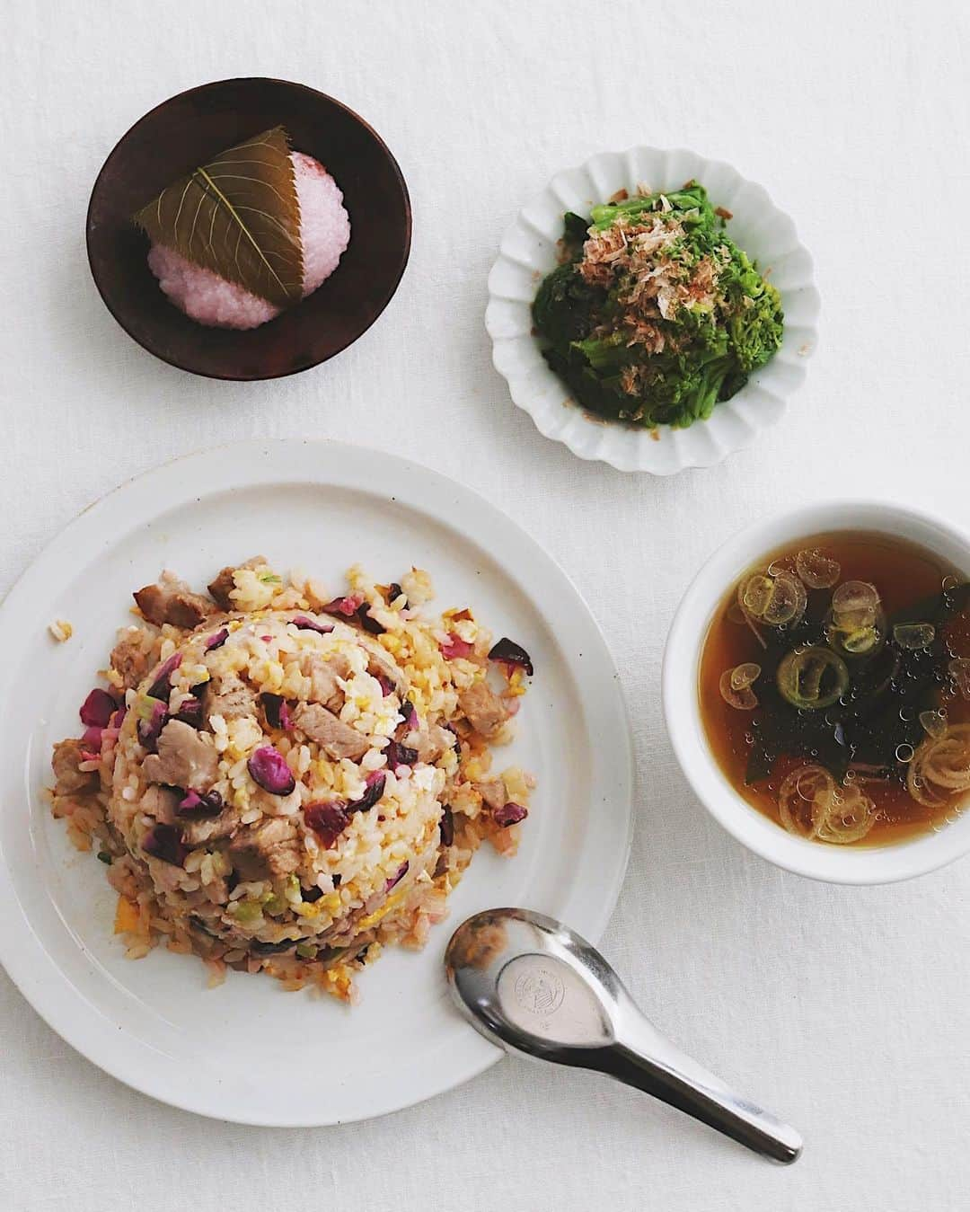 樋口正樹さんのインスタグラム写真 - (樋口正樹Instagram)「🌸 . お昼に柴漬炒飯、 わかめスープと、 菜の花のお浸し、 食後の桜餅つき。 . . . #柴漬け炒飯 #柴漬けチャーハン #チャーハン #焼飯 #炒飯 #まかない飯 #パラパラ炒飯 #桜餅 #わかめスープ #菜の花のお浸し #春ごはん #friedrice」3月3日 12時17分 - higuccini