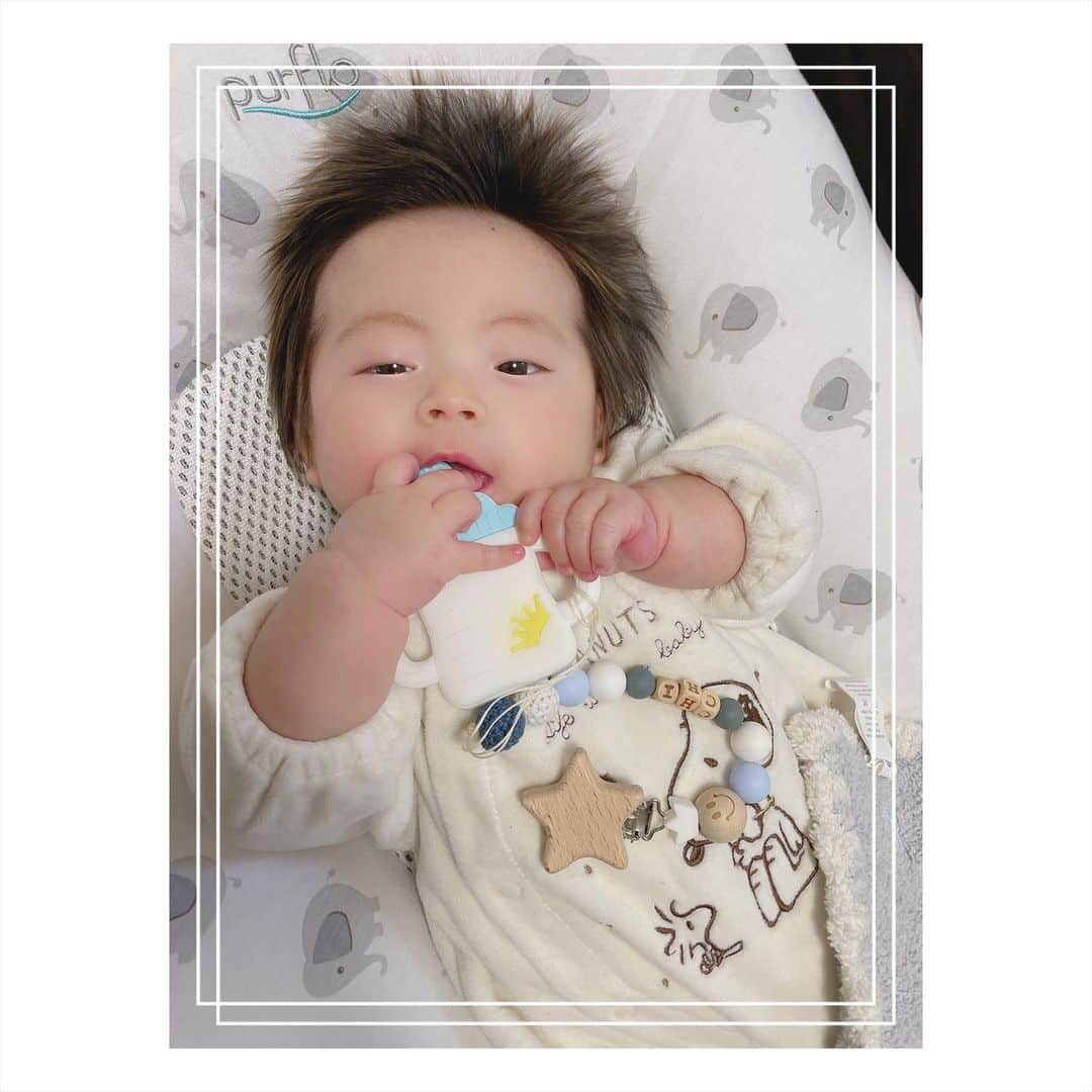 高橋由真さんのインスタグラム写真 - (高橋由真Instagram)「🤍🍼🤍🍼🤍🍼  歯固め付きのホルダー🍼💙 めっちゃ可愛いデザインの見つけた♡  1800円〜買えるし、デザインもオーダーも出来るし、文字も入れられて世界にひとつの物が作れるの🥳💖  素材も安全安心☺️💕  @baby_stagram のやつだよー♡♡  まだ指をしゃぶりまくってるけど、歯固めでも遊んでくれてかーわーいーいー！！😂💓  物を少しずつ握れるようになってきたよ💖  #歯固め #デビュー #歯固めホルダー #baby #赤ちゃん #赤ちゃんのいる生活 #3ヶ月ベビー #新ママ #🍼 #💙」3月3日 12時40分 - yumachi1021