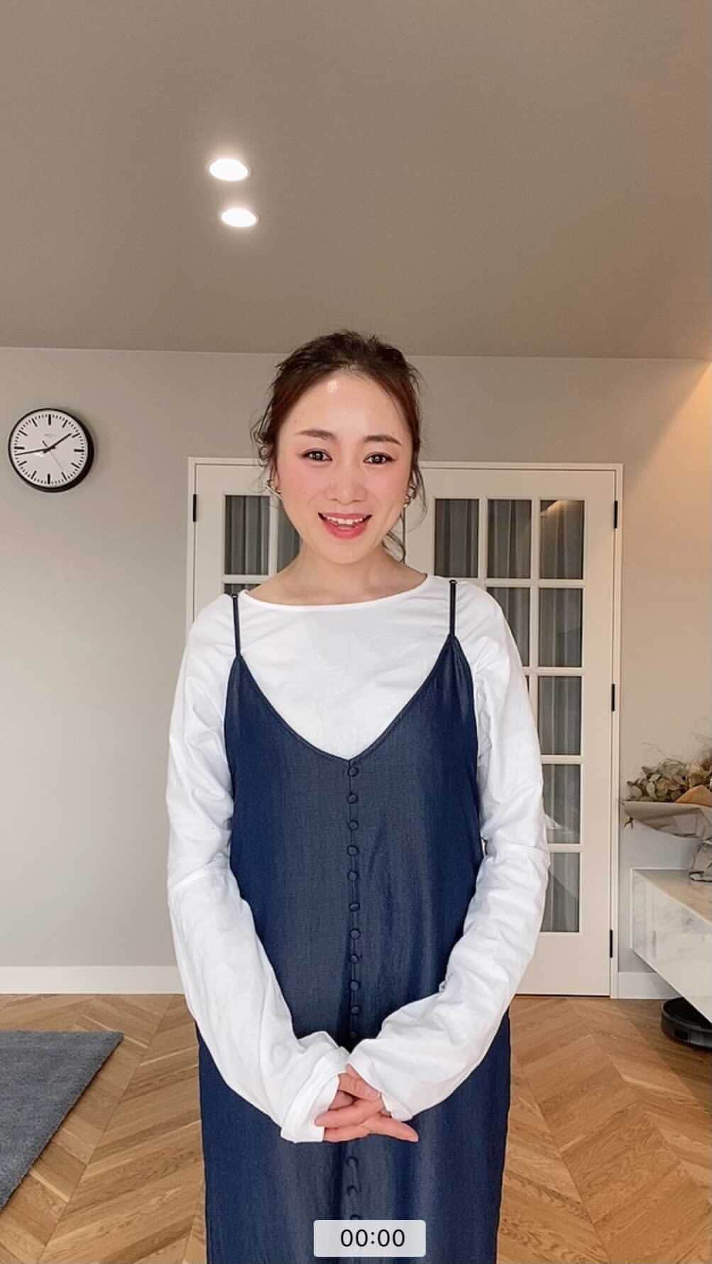 Keikooooooのインスタグラム：「きれい見えするシャンブレーデニムをご紹介します♡  色合わせも簡単で、インナー次第で一年中着回しのきくオススメのワンピースです。  公園やカフェ、ホームパーティーなどで楽にお洒落したい時に活躍しそうなワンピースを2着ご紹介します♡  是非動画でチェックしてみてください‼︎  ①シャンブレーキャミワンピース 身長　160センチ サイズ 38 カラー　INDIGO 他カラー　SAX 品番　RA14-26F005 ②Aラインジャンパースカート サイズ 38 カラー　BEIGE 他カラー　BROWN 品番　RA14-26F001  #fbyrosso #エフバイロッソ #urbanresearchrosso #ワンピース #ジャンパースカート#大人カジュアル#春コーデ#ママコーデ#カジュアルコーデ @ur_fbyrosso  #urbanresearch  https://bit.ly/3araMe8 https://bit.ly/2LWdjU8」