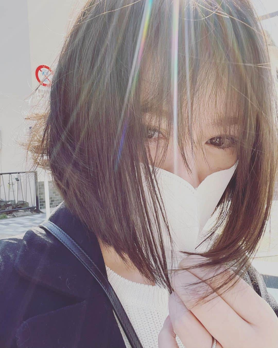 貫地谷しほりさんのインスタグラム写真 - (貫地谷しほりInstagram)「前髪ぐちゃぐちゃ。 皆さん、花粉症はいかがですか？ #春 なのか #冬 なのか #はっきりして #何着て良いか分からない #頭 ＃光の線 で #ハイライト みたいですね🙄また#髪の毛 染める日がくるのだろうか、、」3月3日 12時54分 - shihori_kanjiya