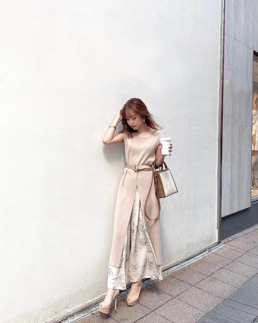 木田絵里香のインスタグラム：「. やっほー🐙出張です☺︎ . 本日18:00より梅田エストからインスタライブ、明日は店頭に立たせていただきます✨ . お近くの方は是非お立ち寄りください🤍 . こちら明日入荷のオススメコーデ❤︎ . #コーデ#フレアスカート#スリット#スリットワンピース#fashion#coodinate#flower#ootd#outfit」
