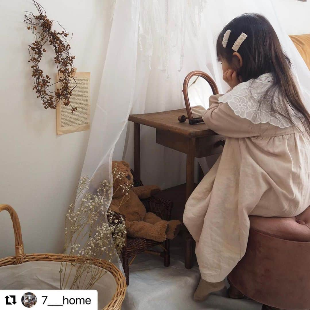 salut!さんのインスタグラム写真 - (salut!Instagram)「公式通販サイト限定カラーの収納スツール！  @7___home 様 モニターにご協力頂きありがとうございます𓎤𓅮 ⸒⸒  くすみピンクの収納スツールをお子様のドレッサーのイスとして使用して頂きました𓇬𓂂𓈒  お部屋の雰囲気にもぴったりですよね。  耐荷重は120キロまでOK！ もちろん大人の方も使用可能ですよ𖤣𖥧𖥣｡  公式通販サイト @salut_shop  トップページURLよりご確認くださいませ⋆*❁*  画像掲載商品 ・ラウンド収納スツール ¥2750(taxin)  #サリュ #salut #まいにちインテリア  #スツール #ラウンド収納スツール#収納スツール #くすみピンク  #プチプラ #プチプラ雑貨 #プチプラインテリア #プチプラ小物 #プチプラ通販  #インテリア雑貨 #インテリア小物 #インテリア  #ナチュラルな暮らし #ナチュラルインテリア #ナチュラルコーデ #ナチュラル　#smileispower_p」3月3日 13時19分 - salut_shop