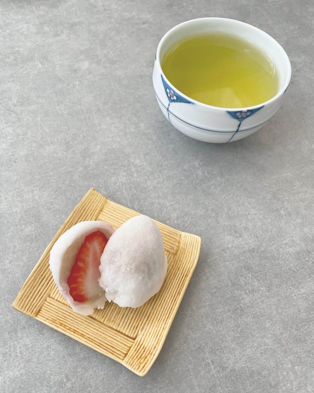 乙黒えりのインスタグラム：「おうち時間  おいしいお茶とおいしい和菓子♡ 贅沢な時間だわ〜 いちご大福を買ってきて 主人と家でお茶休憩中  #癒し #春だね #いちご大福 #甘いもの食べちゃうよね」