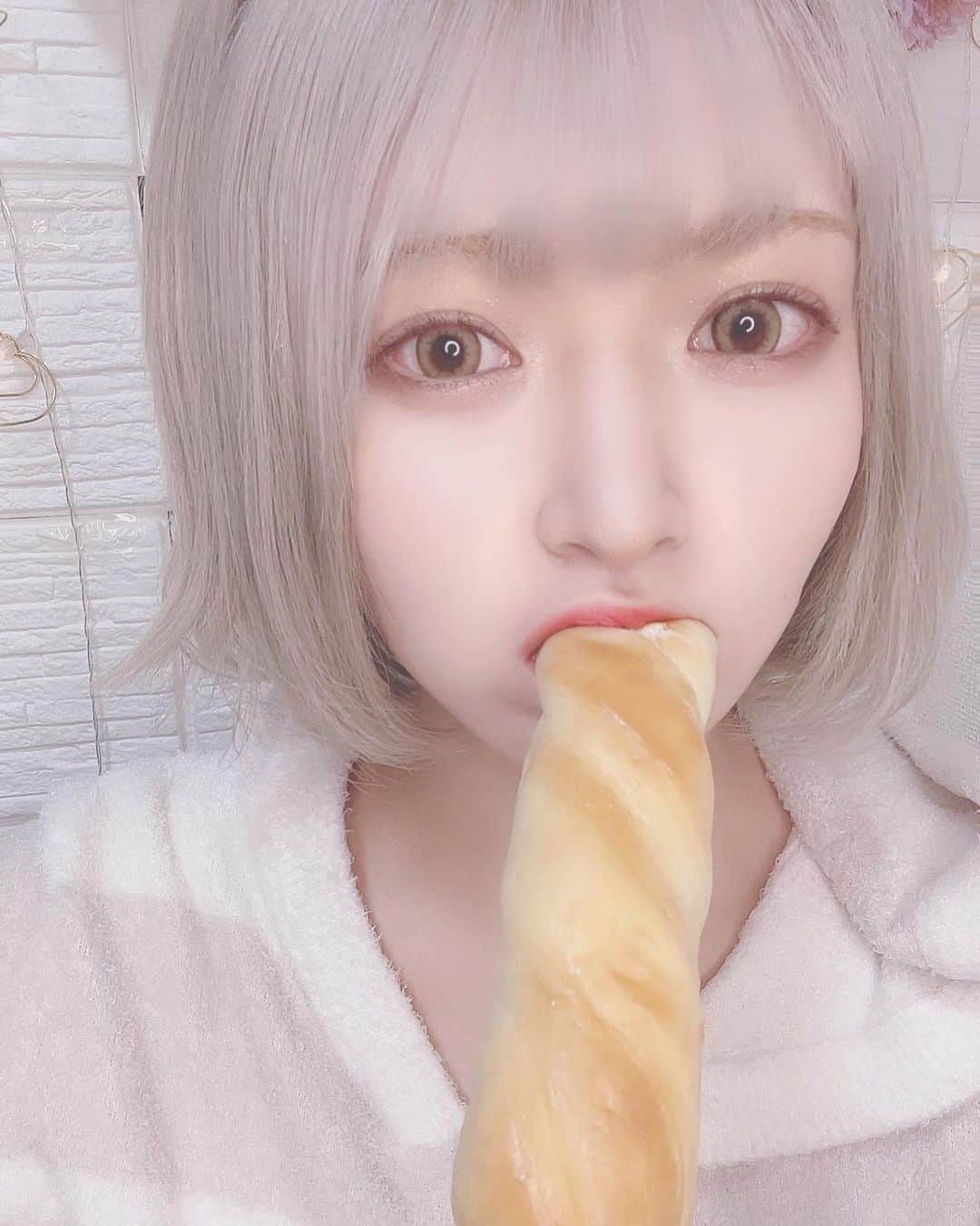 天乃七夕のインスタグラム：「あざとさ何パーセント？？🍞  #じぇらぴけ #ジェラピケ #あざとい系女子 #あざとい #あざとくて何が悪いの #ボブ #ハイトーン」