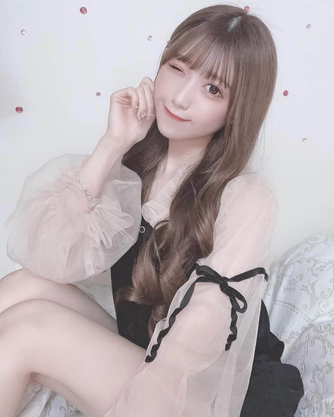 田口未彩のインスタグラム：「❤︎  トップスはGRLの🎀 シースルーになっててこれからの季節にぴったりでかわいい❤︎❤︎ 袖もぱふってなっててかわいいの、❤︎  #グレイル　#grl #グレイルコーデ　#grlコーデ　#ヨシンモリ　#ヨシンモリ巻き　#韓国ヘア　#ヘアアレンジ　#巻き髪　#ブラックコーデ」