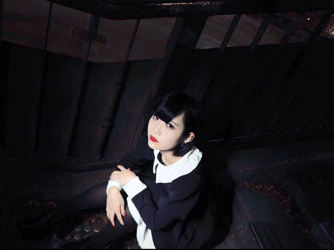 白釈迦遺さんのインスタグラム写真 - (白釈迦遺Instagram)「. 黒髪 赤紅 黒服 漆黒🥀 2018.12の自分。」3月3日 13時50分 - shaka_yui