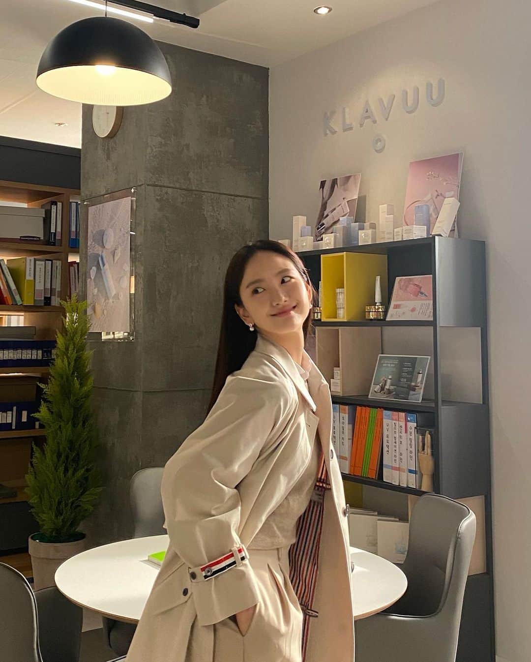 ウォン・ジナのインスタグラム：「윤과장 아니고, 그냥 까불이😎」