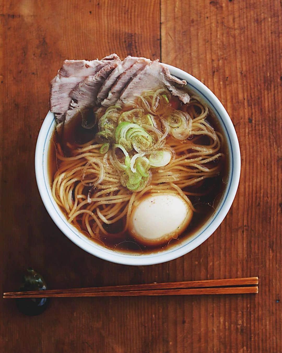 樋口正樹さんのインスタグラム写真 - (樋口正樹Instagram)「Ramen🍜 . 今夜はラーメン。 実ははじめての ラ王袋麺の醤油。 トッピングは葱、 茹で豚、味玉で😋 . . . #非常食の消費 #家ラーメン #ラーメン #ラーメン部 #チャーシュー麺 #味玉 #ラ王袋麺 #ラ王 #即席麺 #ramen #ramennoodles #noodles #noodles #noodlelover #🍜」3月3日 19時23分 - higuccini