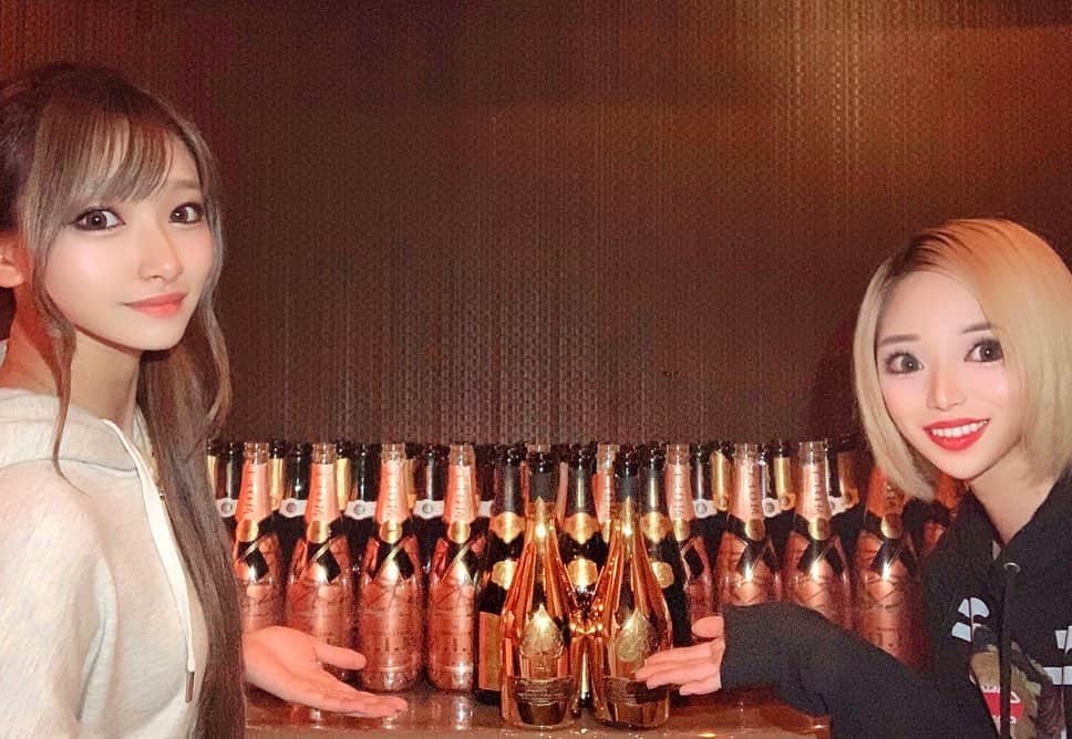 侑季美怜のインスタグラム：「渋谷bar　【Nya-ro】  先月は多くの方にニャーロを知ってもらえて、足を運んでいただいて、本当にありがとうございます💕  2月はシャンパン42本開きました🎉🥂  びっくり😳✨✨✨  皆さん心優しくて、シャンパン開けれなくて、という方も多々いますが、何も気にせず時間いっぱい楽しんで頂けたらと思います💕  本日も20:00より、あかりちゃんと2人で楽しく営業しております😊  お気軽にお立ち寄りください☀️  　{時間｝ 　20:00〜5:00  ｛2時間飲み放題} 　男性　6,000円 　女性　3,000円 　※ ショット、シャンパンは別料金です🥂  〒150-0043 東京都渋谷区道玄坂2-17-3 SGビル3階　Nya-ro  ※ 3階のエレベーター降りて右側の黒いドアです🚪  場所が分かりづらいと思うので、連絡頂ければ近くまで迎えに行きます💨  心よりお待ちしています💕  #渋谷バー #東京　#渋谷　#道玄坂　#百軒店　#バー　#bar #女バーテン　#オシャレバー　#お酒　#カラオケ　#年中無休　#六本木　#新宿　#原宿　#営業中　#シャンパン　#ショット　#コカレロ　#テキーラ」