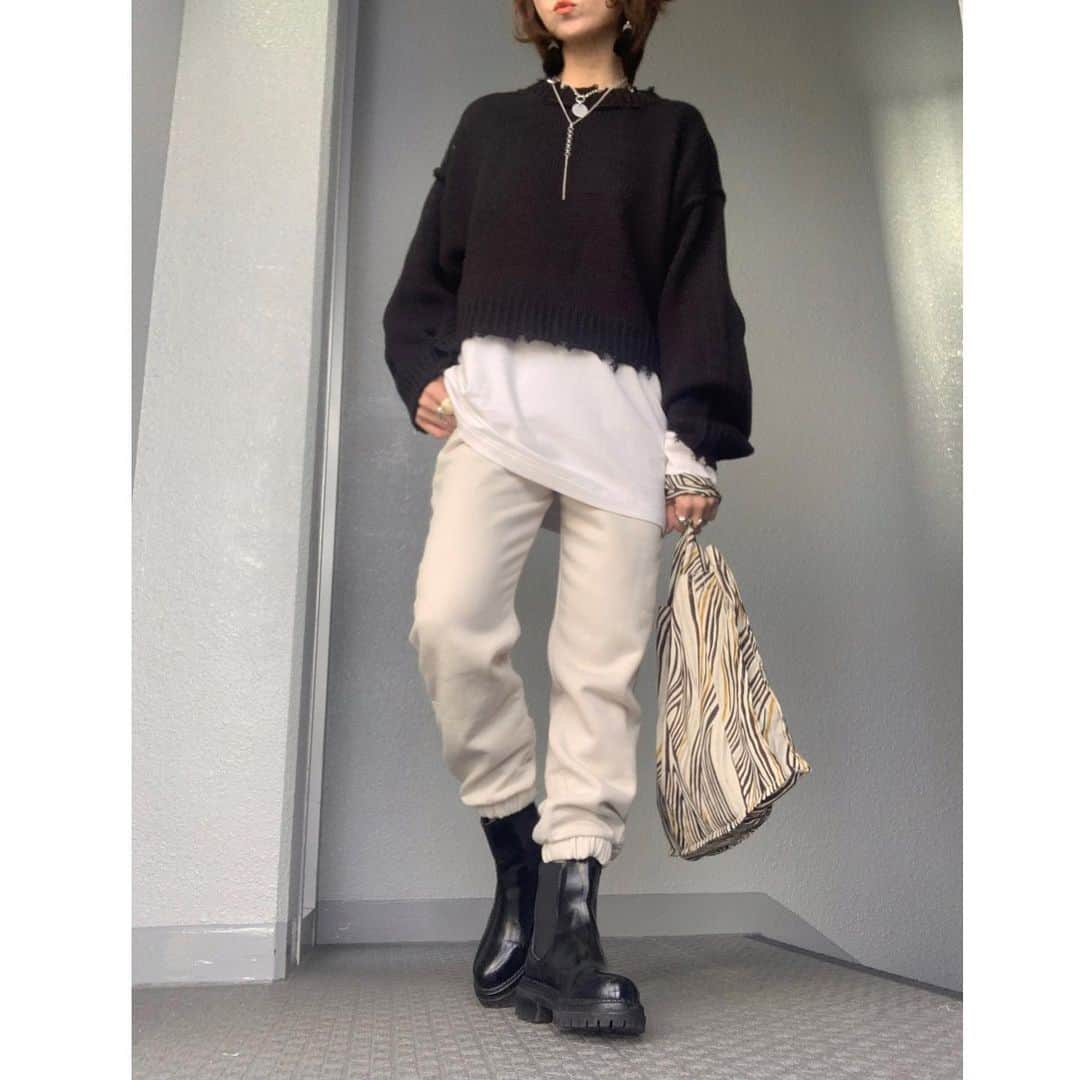 chieminsさんのインスタグラム写真 - (chieminsInstagram)「@ZARA のパンツが穿き心地最高‧✧̣̥̇‧  黒も買おか🖤!!  寒くてアウターに迷う毎日…💦  春アウター着たくて仕方ない…🌸💦  knit tops➸#rectangle  T➸#uniqlo #uniqlou  pants➸#zara boots➸#greenlabelrelaxing  bag➸#todayful  necklace➸#kastane  pierce➸#luaeprimavera   #code  #coordinate #ootd #outfit #mylook #ママ #コーデ  #mineby3mootd #like4like #お洒落さんと繋がりたい #ビュースタグラマー #ponte_fashion #chao_app  #156cm #156cmコーデ  #ショート #ショートヘア #ショートボブ #ヒートテックコットンクルーネックt」3月3日 19時21分 - chery0131