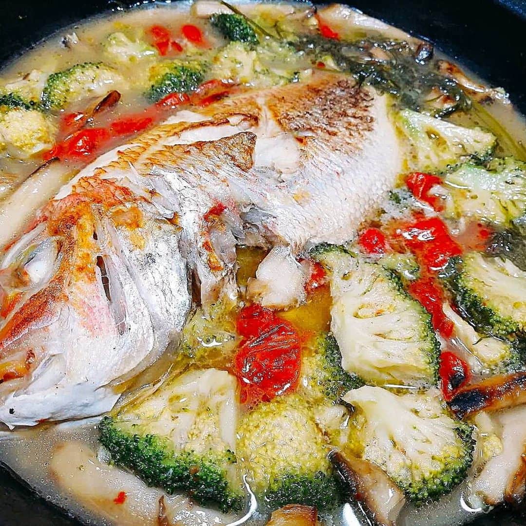アビコタツヤさんのインスタグラム写真 - (アビコタツヤInstagram)「アンコウズのアビコです！ 今回は鯛丸々 アクアパッツァにしてみました！  貧乏なもので自分で食べるやつ じゃなくて人に作ったものです。  コツは鯛をシッカリ焼いてから ミネラルウォータを入れて ずっと強火で煮込みます。 好きな野菜とトマトを入れて 多めにオリーブオイルかけて 乳化もう美味しいです笑  イタリアでは水じゃなくて キレイな海水出来そうに煮込んでいた そうです。  たまにはイタリアの海風を 感じてみては如何でしょうか？ #料理」3月3日 13時56分 - telepathy.abiko