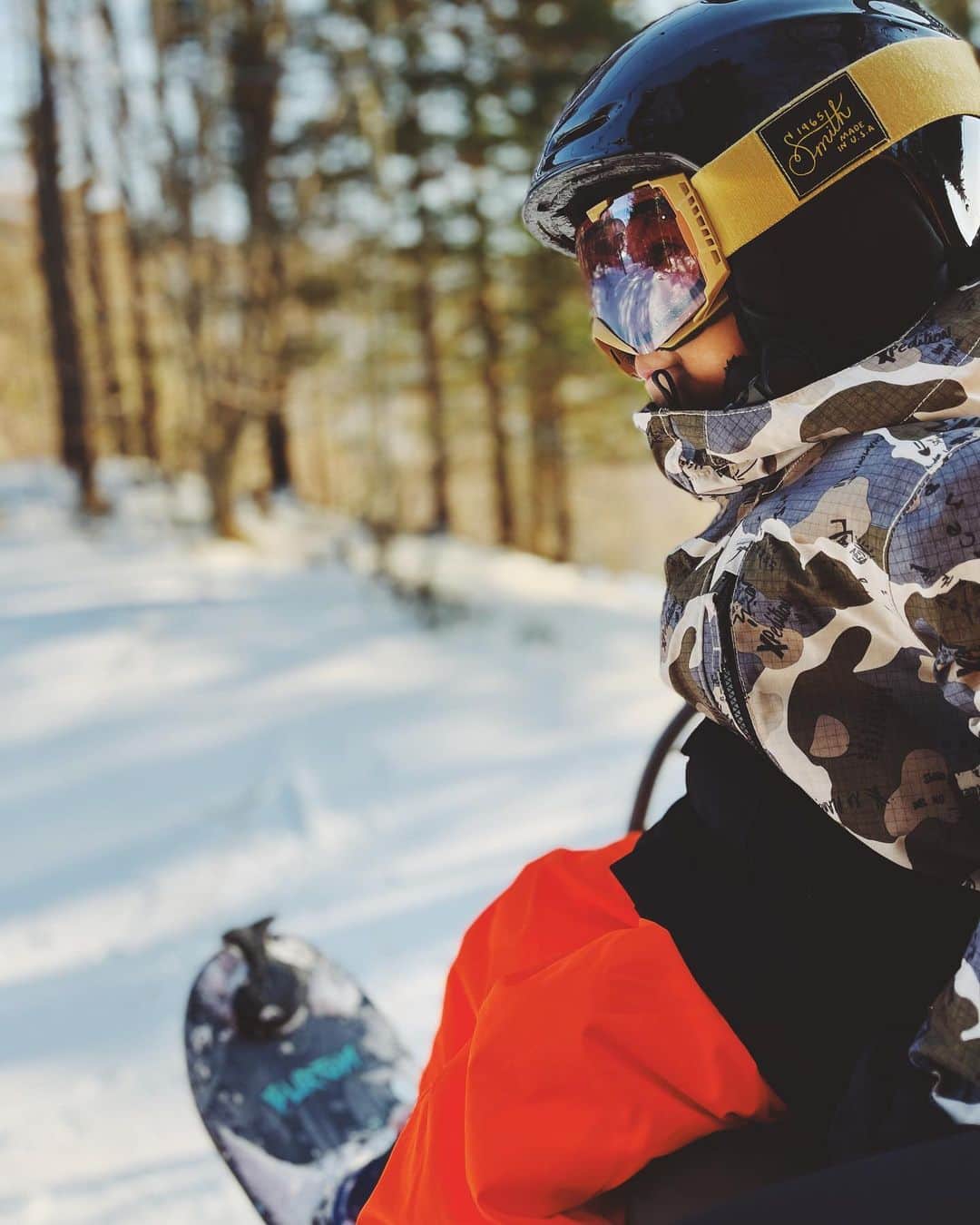 高橋菜摘のインスタグラム：「🏂 パパと同じくgoofyな彼。 あえてターンを教えない事で どっち向きも上手に滑れるから 大人と同じ位のスピードで滑る🏂 最近はこっちが追いかけております . ウェアは @quiksilver_japan  パンツはブラックで合わせたり ネオンカラーで合わせたり🍊 安心安全なゴーグル&ヘルメットは  @smithopticsjp  . . . #snow #snowboarding #kidssnow  #kidssnowboarding #snowboardkids #goofy #goofygoof #quicksilver  #スノーボード #キッズスノーボーダー  #スノーボードキッズ #男の子 #6歳」