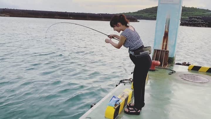 のインスタグラム：「‪🎣‬♡ ようやく🤣🤣 ・ 毎日少しづつ編集をして やっとYouTubeにアップ出来ました✨ #妊娠9ヶ月 の頃に旅行で行った沖縄での釣り💙 ・ 碧くんがお腹の中にいると思うと不思議です🤣 #釣りの英才教育 ＊ #fishing #okinawa #fishingmama #9monthspregnant #釣り #釣りママ #男の子ママ #妊婦 #阪本智子」