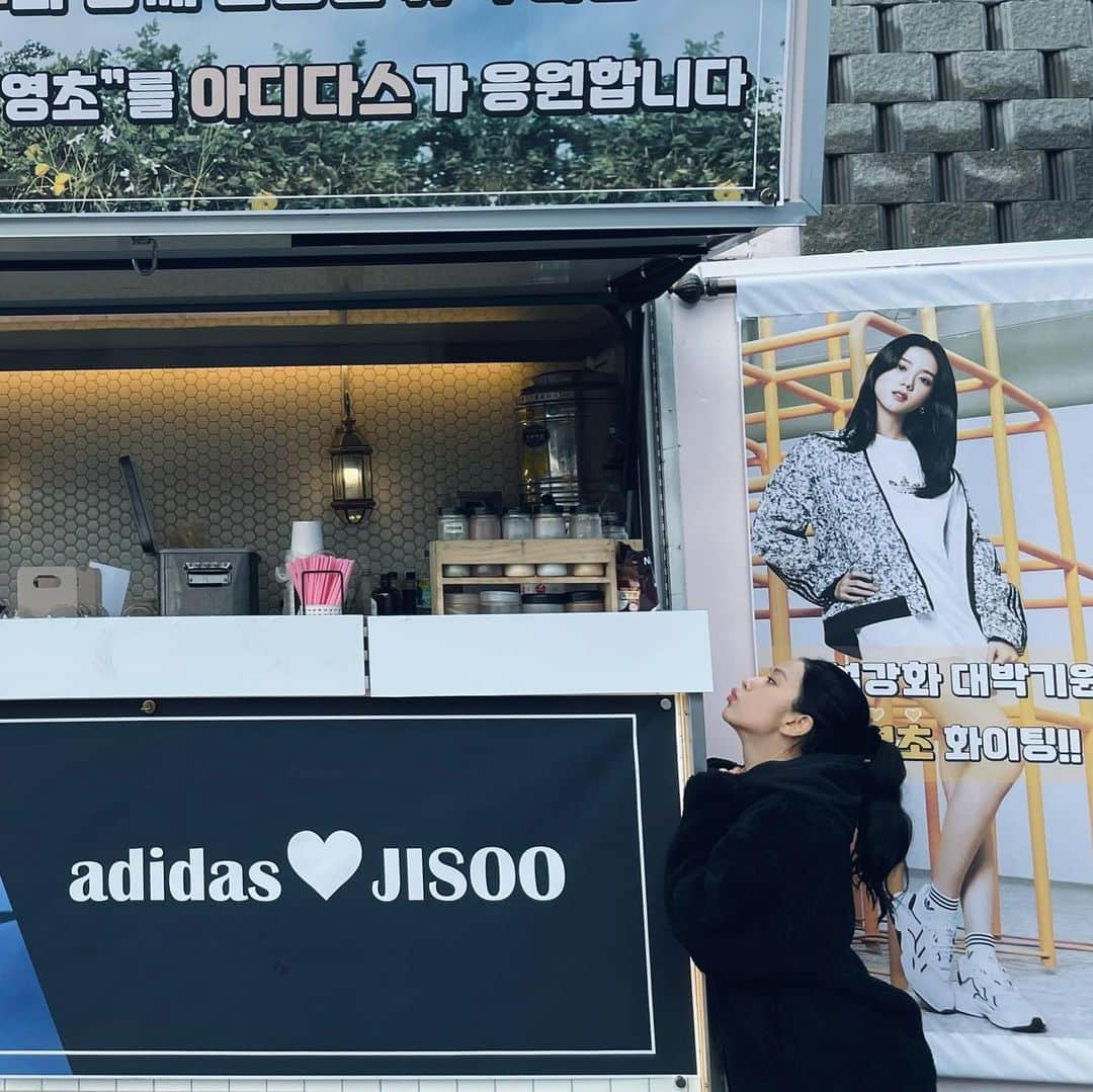 ジスさんのインスタグラム写真 - (ジスInstagram)「우리 의리의 @adidas 팀🖤 겨울에 촬영 시작하자마자 보내주신 #아디다스후리스 덕분에 우리 설강화 모든 스텝 함께 따뜻하게 촬영했어요 🤍 오늘 커피랑 츄러스도 맛있게 먹고 남은 촬영도 후리스와 함께 따뜻하게 촬영할게요 화이팅! 사랑합니다아😘 #설강화」3月3日 14時45分 - sooyaaa__