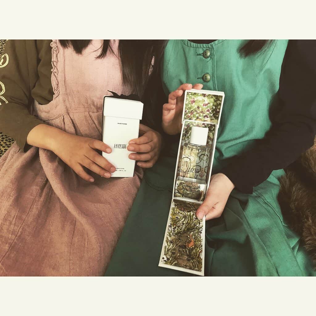 野波麻帆さんのインスタグラム写真 - (野波麻帆Instagram)「. 今日は雛祭り。女の子のお祝いです🥰 うちの娘達にもプレゼントが。 @zara と @jomalonelondon のコラボkid’s香水。このシリーズはフレグランスとしてつけたりお部屋のルームスプレーにしたり愛用してるけど、Kid‘s向けも登場したそうです。 パッケージもめちゃくちゃ可愛くてキャーキャー言っておりました。😘良かったね💕 #zara #jomalone」3月3日 15時02分 - mahononami