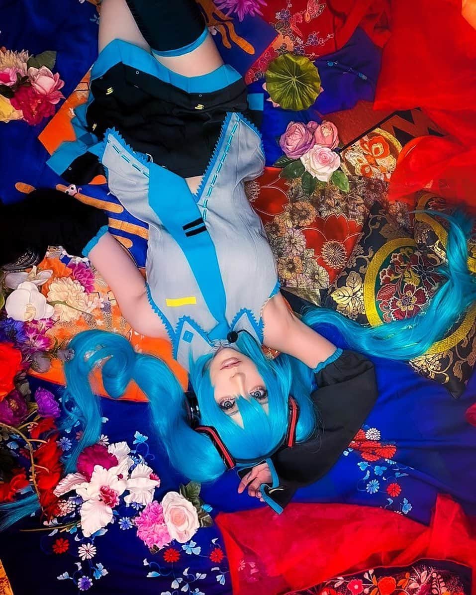のインスタグラム：「#ひな祭り #ひなまつり #雛祭り 初音ミクの和風ロケーションの写真🌸  https://twitter.com/chamomile_chami/status/1366888137260081154?s=21  今日はひな祭りオンラインイベントをツイキャスでします！！配信前にチケットゲットしてみにきてねーーー！！  詳細はFANBOXのブログかTwitterのツイートをチェックお願いします！！  Twitterは@chamomile_chamiで検索✏️ https://twitter.com/chamomile_chami/status/1364820200395206656?s=21  FANBOXはchamomileで検索✏️ https://chamomile.fanbox.cc/posts/1951861  #初音ミク #ミク #コスプレ #コスプレイヤーカモミール  #cosplay  #cosplaygirl  #coser #miku #hatsunemiku  #cosplayer」