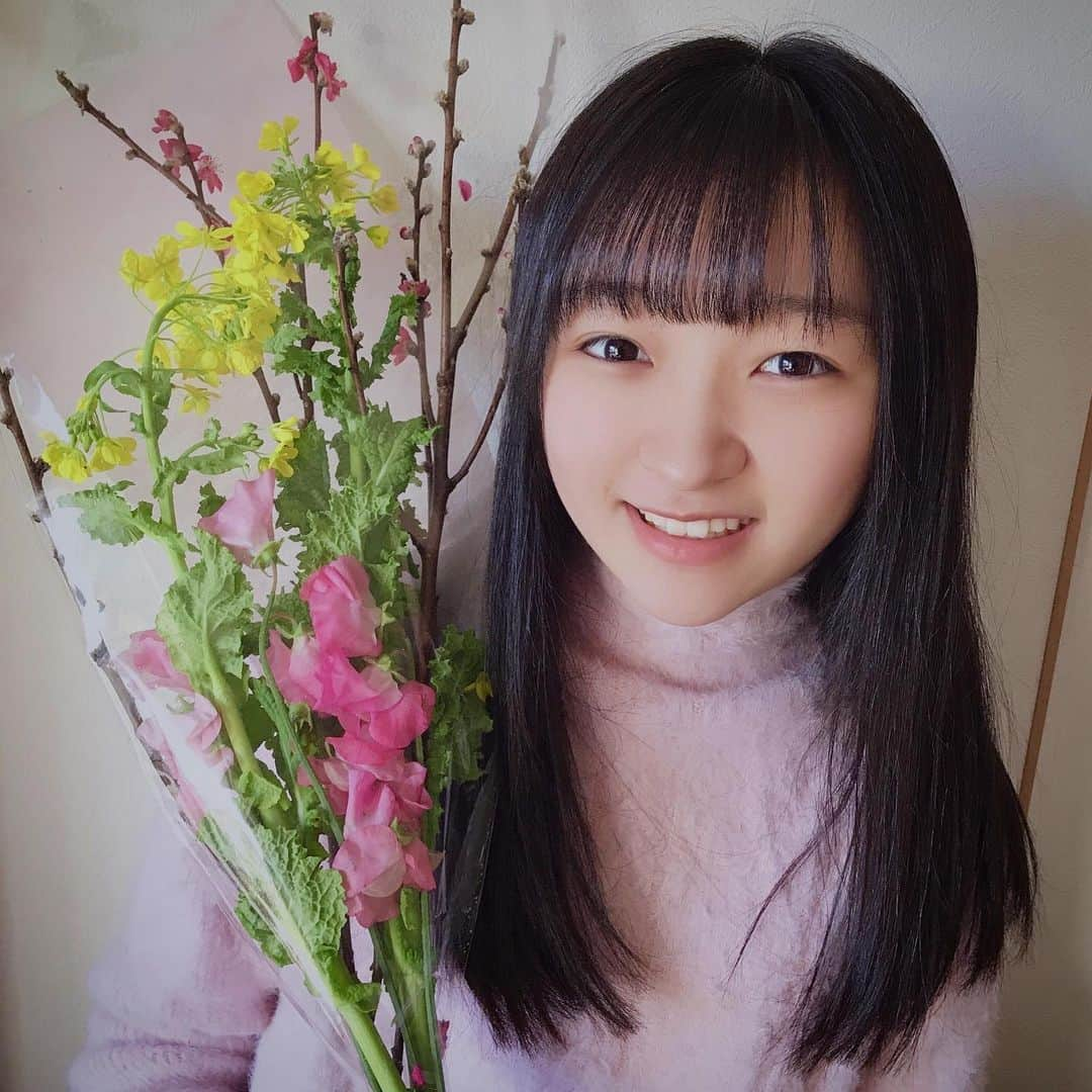 前野えまさんのインスタグラム写真 - (前野えまInstagram)「ひな祭り🎎 お天気も良くて嬉しい🌸🌸🌸 ・ ・ #3月3日 #ひな祭り #桃の節句 #ブーケ #ピンクの花 #桃の花 #スイートピー #黄色の花 #菜の花 #可愛い花 #春の花 #花のある暮らし #花の写真 #今日の1枚  #hinamatsuri #march #spring #pinkflowers #momo #yellowflowers #flowerphotography #flowers #bouquet  #tflers #actress #girl #photography #portraitphotography #daily_phot_jpn #japan_daytime_view」3月3日 15時24分 - maeno_ema