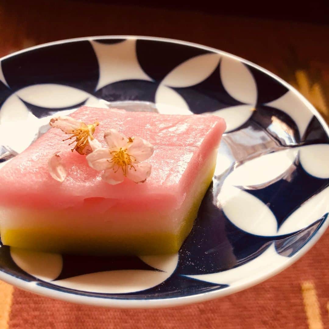 大桑マイミのインスタグラム：「桃の節句 健やかな成長を願って🎎  菱餅手作りしてみました。 祝い善の定番料理の中で唯一娘が好きなお餅。 #ひな祭り #桃の節句」