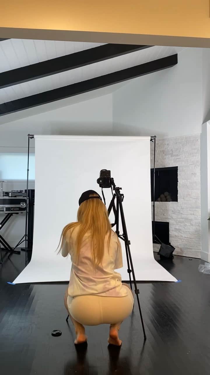 ジャスミン・サンダースのインスタグラム：「This time @kingphilip1 and I decided to take matters into our own hands and set up a mini photo studio in the house! Our friend @tuhkyjuh is taking her brand to the next level and wanted our help creating some fun content. We were clearly excited to help! I went from working/traveling almost 28 days out of each month to creating most of my content, doing interviews, zoom meetings, filming, and shooting from home. Sooo my friends and I decided to purchase some stuff to make our home content a little easier and honestly more fun! Can’t wait to create more fun stuff for you all!  ** Comment below and let me know what you would like me to share more of **」