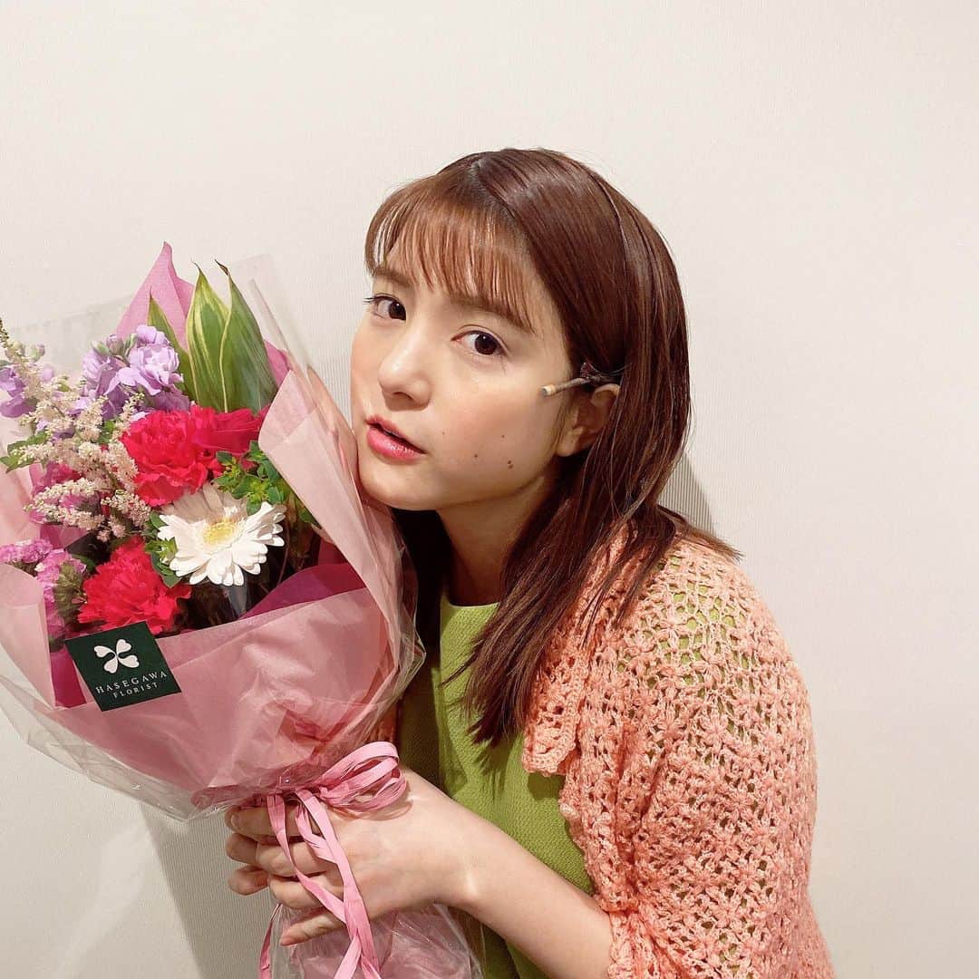 川島海荷さんのインスタグラム写真 - (川島海荷Instagram)「27歳になりました💐舞台の現場で祝っていただき、幸せ者です。 コロナによっていろんなことが制限されている中、感情はゆるゆるになっております。ただいま、嬉しいぃ〜幸せ〜な気持ちでいっぱいです。これからも精進してまいります！」3月3日 16時11分 - umika_kawashima