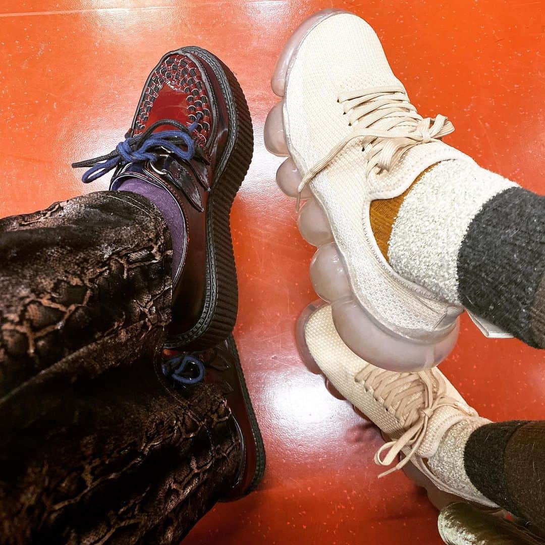 小春のインスタグラム：「性格の出る足元  左姉 右妹  #charanporantan」