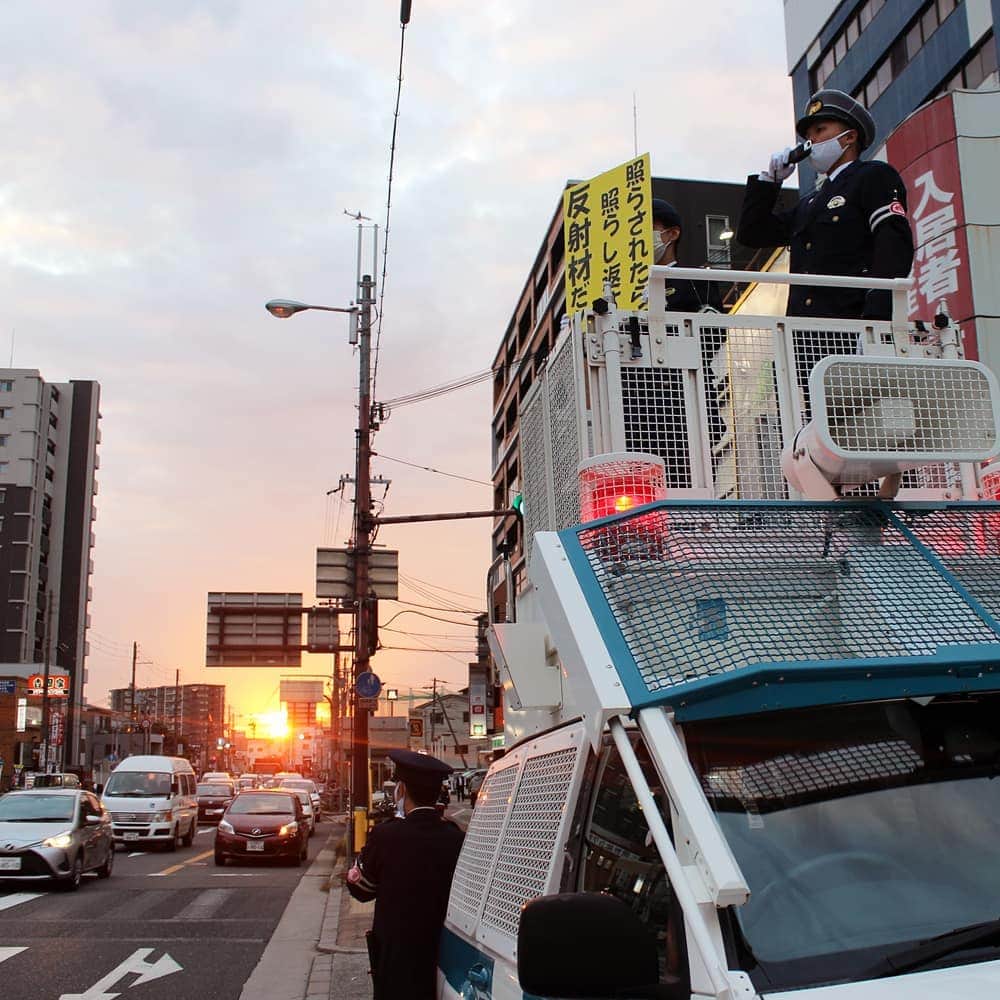 大阪府警察さんのインスタグラム写真 - (大阪府警察Instagram)「【第1回広報用フォトコンテスト優秀作品 /『夜間の交通事故防止』】 先般、大阪府警察で実施した第1回広報用フォトコンテストの優秀作品です。 これからも色々な警察活動の写真や動画を発信していきますので、是非ご覧ください！  #大阪府警察公式 #大阪府警 #府警 #警察 #警察官 #制服 #フォトコンテスト #優秀作品 #写真好きの人と繋がりたい #写真 #活動 #交通安全 #反射材 #指揮官車 #交通事故 #交通事故防止 #交差点 #夕日 #パトカー #空 #あなたに見せたい景色 #機動隊」3月3日 16時21分 - fukei_koho