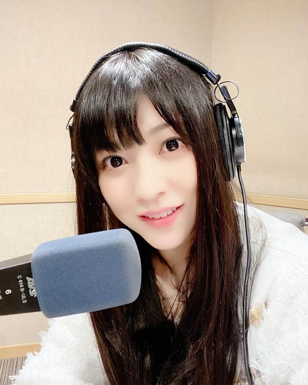 鈴華ゆう子のインスタグラム：「日本が好きになっちゃうラジオ収録でした！パーソナリティ始めてもう3年目！リスナーさんからいつも100通くらいご応募頂いており本当に感謝です。(>_<)ありがとうございます！I recorded the radio. My radio show is in the third year. Thank you for your support! #鈴華ジャパン #日本が好きになっちゃうラジオ #JFN#鈴華ゆう子 #yukosuzuhana」