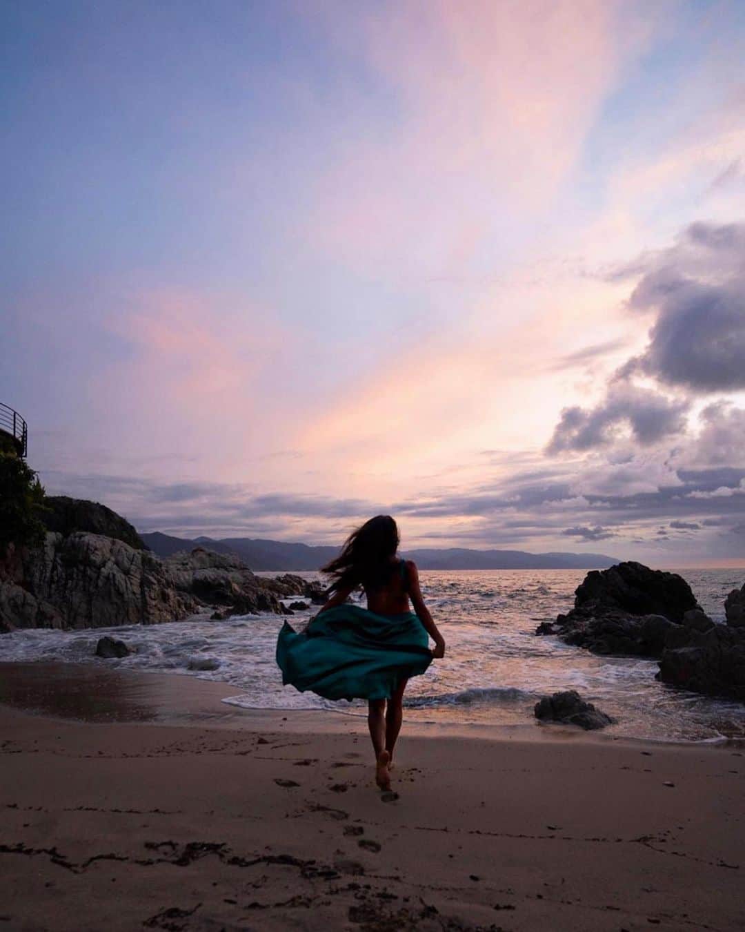 シェイ・ミッチェルのインスタグラム：「They say to manifest what you want in life. Not sure how much louder I can manifest ARIEL THE MERMAID but here we are. 🧜🏽‍♀️✨」
