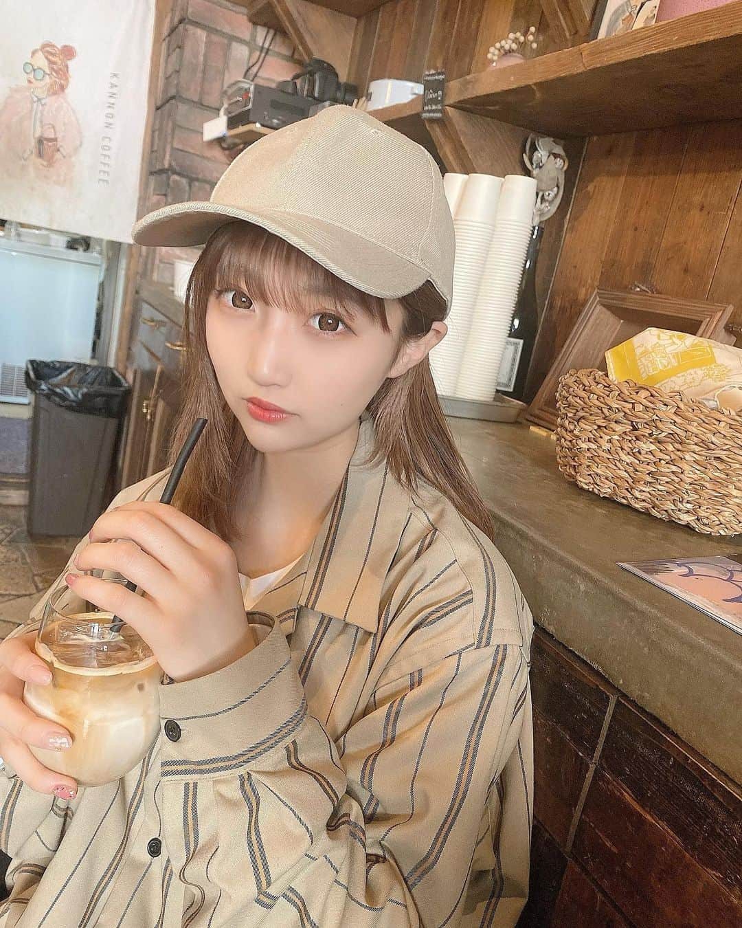 星野麻里愛さんのインスタグラム写真 - (星野麻里愛Instagram)「彼シャツ借りてみたみたいな ふぁっしょんしてみた❤︎  カフェオレ最近だいすき人間  #名古屋カフェ#名古屋cafe #cafe#千種cafe#覚王山cafe #kannoncoffee#本山cafe#本山#ガトーショコラ #ケーキ#いちごスイーツ#カフェラテさん#キャップ女子 #彼シャツコーデ#彼シャツ風#シャツ女子#シャツコーデ  #ストライプシャツ#ストライプシャツコーデ  #ベージュコーデ#ベージュカラー」3月3日 17時24分 - maria.pink28