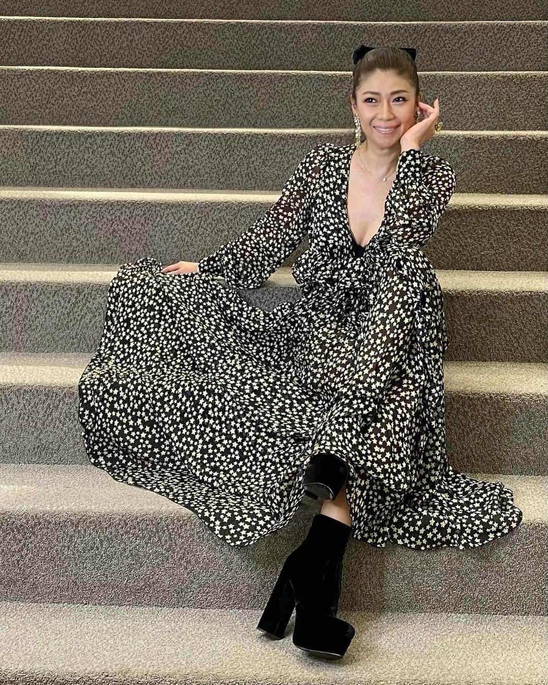 Taki Tanakaのインスタグラム：「先週の日曜日。#N21 ドレスを着て#vancleefarpels へ。  #dress @numeroventuno  #ootd #outfitoftheday #outfit  星柄ロングは @izapinkchristmas2018 に着た思い出の一着。今もやっぱり可愛い。 #良いもの好きなものを長く愛そう   久しぶりに伺った#ヴァンクリーフアーペル 心斎橋はマルセイユ出身のアーティスト #シャーロットガストー による美しく幻想的な世界が繰り広げられていました。 非日常のロマンティックな空間で素晴らしいジュエリーを堪能。 #またもや #もちろん見るだけシリーズ  #CharlotteGastaut  ③このサファイア＆ダイヤモンドのネックレス、確か4億円。→もはや幾らでも同じwですが、このくらいのクラスになると日本に来ることそんなにないそうです。 ⑥連れてきてくれた @yappy126 と。 ⑩素敵なネックレスを試着してアガってる私。  #izastagram」