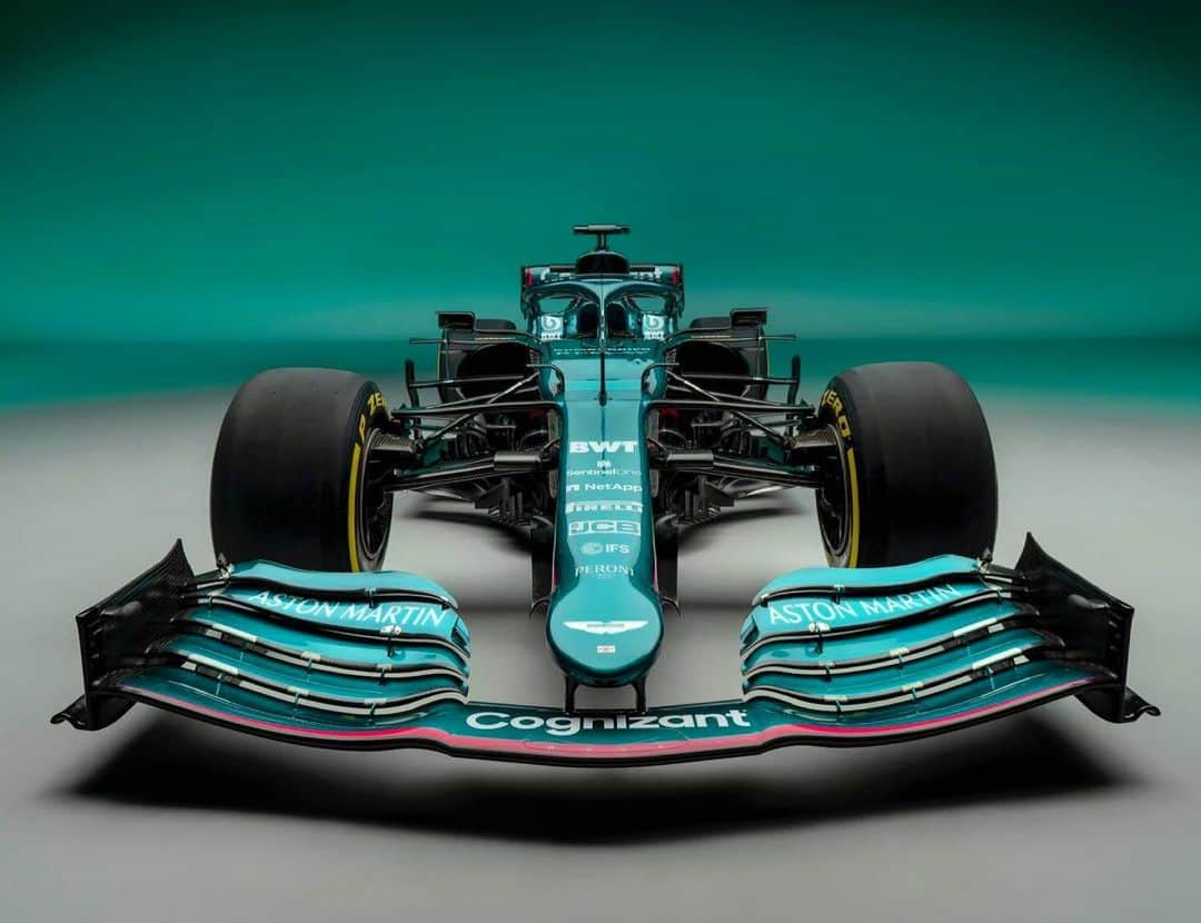 トム・フェルトンのインスタグラム：「Beauty in the beast! @astonmartinf1」
