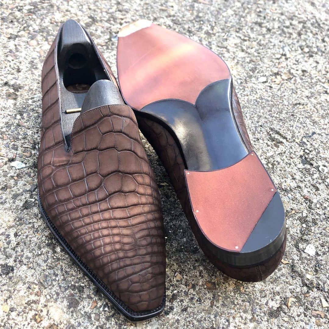 ガジアーノ&ガーリングのインスタグラム：「Nubuk alligator bespoke, plain and simple showing the beauty of the skin.」