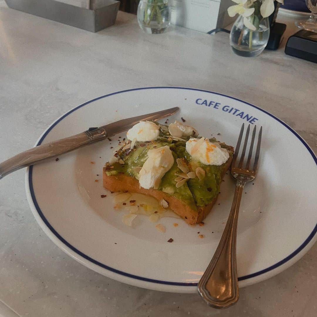 ホルトえみりさんのインスタグラム写真 - (ホルトえみりInstagram)「アボカドトースト🥑﻿ ﻿  #cafegitanetokyo #avocadotoast #カフェジタン #恵比寿カフェ #恵比寿ランチ #東京ランチ」3月3日 19時29分 - _emily0801