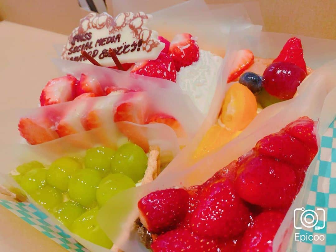 MIUさんのインスタグラム写真 - (MIUInstagram)「はるみちゃんが、 ミスビビアナジャパンの MISS SOCIAL MEDIA AWARDおめでとうってメッセージ付きのケーキをたくさん買ってきてくれた🥰🥰🥰 キルフェボンの♥おいしすぎた♥ たくさんありがとう😌🙌🏻💕  #キルフェボン #sweets #ケーキ」3月3日 19時35分 - miu_sakurai_official