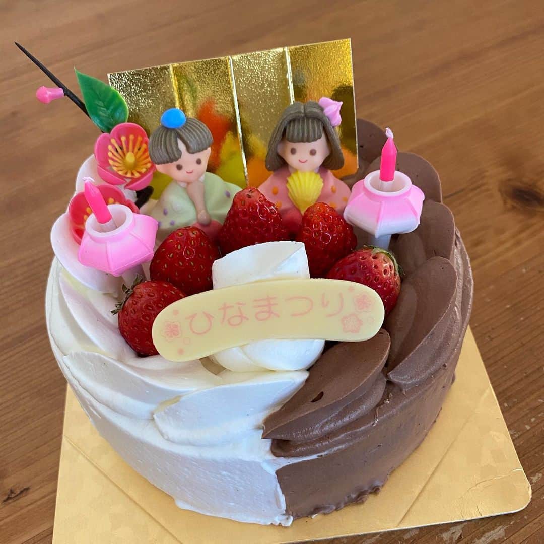 長澤奈央さんのインスタグラム写真 - (長澤奈央Instagram)「ひな祭りですね。 チョコレートケーキが食べたいと言う息子とショートケーキが食べたいと言う娘の希望を叶えてくれる夢のようなケーキ！ 見つけた瞬間心の中でガッツポーズでした。 #ひな祭りケーキ」3月3日 19時35分 - nagasawana_official