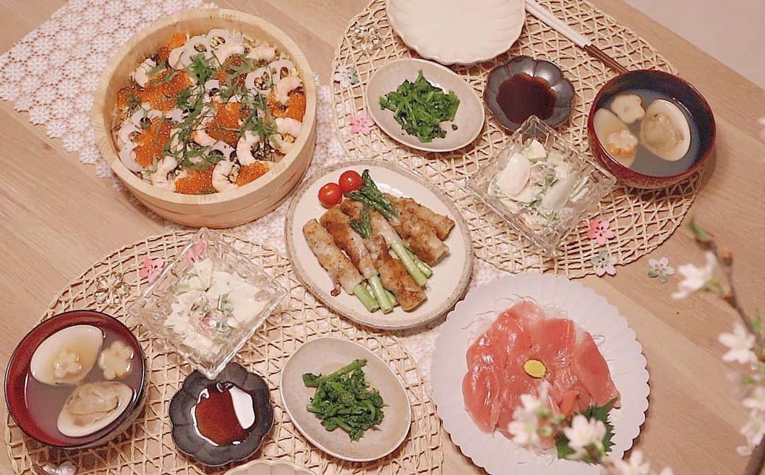 ほしのこさんのインスタグラム写真 - (ほしのこInstagram)「🌸お雛祭りご飯🌸 ◽︎蛤のお吸い物 ◽︎ちらし寿司 ◽︎菜の花の辛子和え ◽︎カブと生ハムのジャコサラダ ◽︎アスパラとチーズの肉巻き ◽︎まぐろのお刺身  でしたぁ🍽♡♡  詳しいレシピはYouTube🎞で。  みんなは何を作りましたかぁ？  #ひな祭り#ひな祭りごはん #ひな祭りメニュー #簡単レシピ#主婦#主婦業  #YouTube#ほしのこch #簡単レシピ」3月3日 19時36分 - hoshinoko728