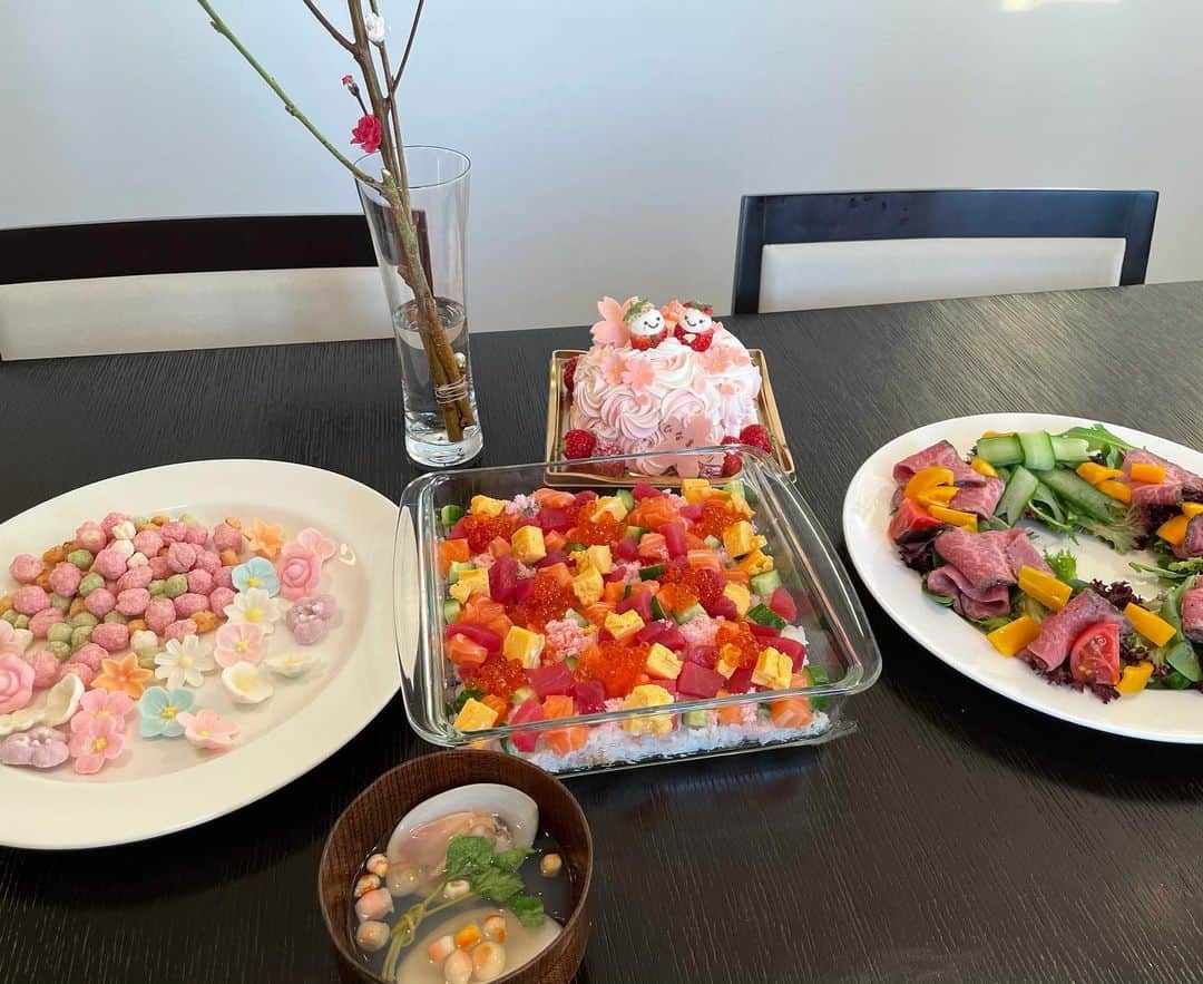 前田早穂のインスタグラム：「前田家の食卓　雛祭りバージョン🎎すくすく成長してね♡ #ひなまつり #ちらし寿司#ローストビーフサラダ#潮汁 #ひなあられ#ケーキ」