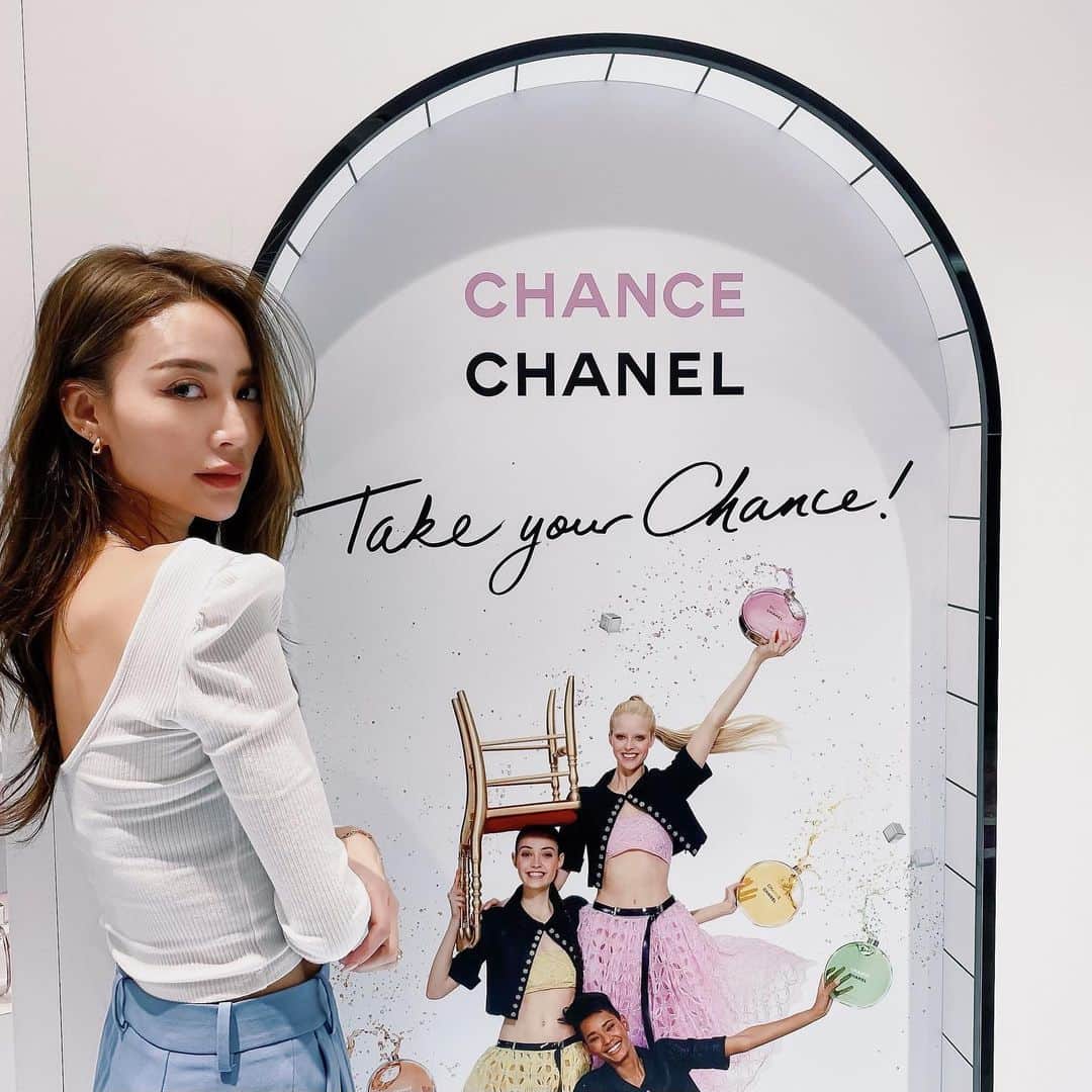 のインスタグラム：「CHANCE 2021 特別イベントが本日より開催されています🤍 . . 「幸運のバスルーム」をテーマに Chanceのヘア&ボディアイテムやちょっとしたアクティビティが楽しめます✨  私はキーホルダーをgetしました✨ . . 今後、全国でイベントが始まるので随時チェックしてみてください🧚🏽‍♀ . #CHANEL #チャンスオータンドゥル #PR」