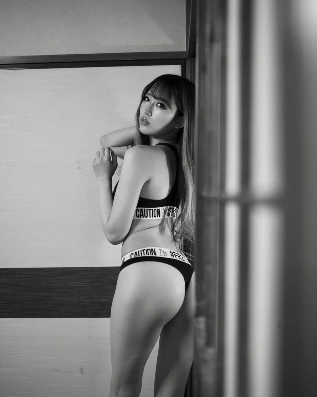 のインスタグラム：「“ASS Monochrome”for New egg.  Japanese“GAL”culture magazine 「egg」Spring issue.  The 48th @__peachstagram__  egg春号が発売。  Volunteering nude models wanted!! Please DM. この連載のヌードモデル募集しています。 （写真集出ます。）DMください🐇🐇🔥 #egg#gal#japanesegal#ギャル#エッグ #fr2#fxxkingrabbits#assmonochrome #明日もモノクロ#leica#leicam#monochrome #leicacamera @leica_camera」