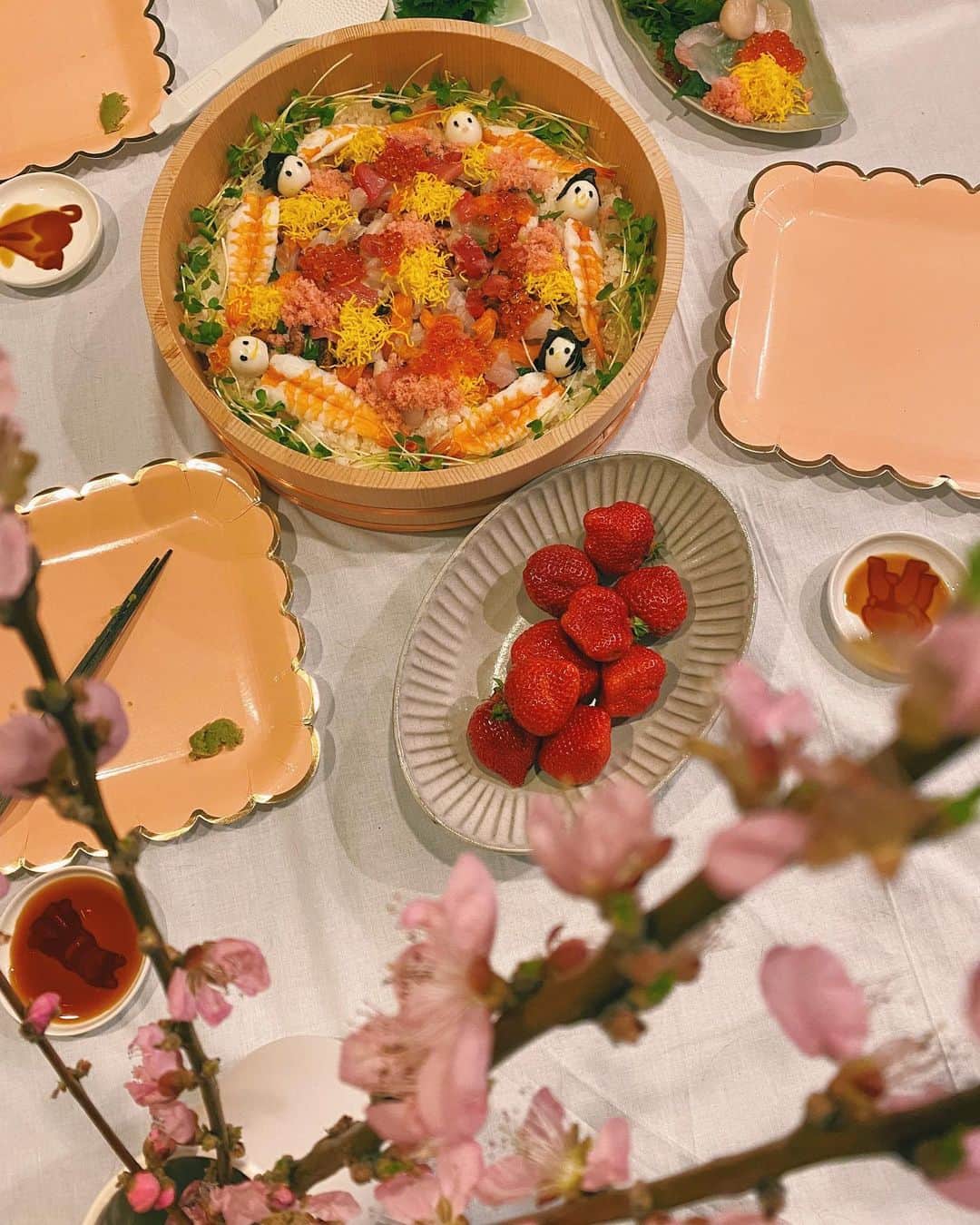 山賀琴子さんのインスタグラム写真 - (山賀琴子Instagram)「ひな祭り🎎🌸💖✨  ちらし寿司作りました！ 本当はうずらのたまごで、 お雛様風のものを作りたかったけど 苦戦した結果謎の生き物になりました🥚  #ひな祭り#ちらし寿司」3月3日 19時57分 - kotokoyamaga