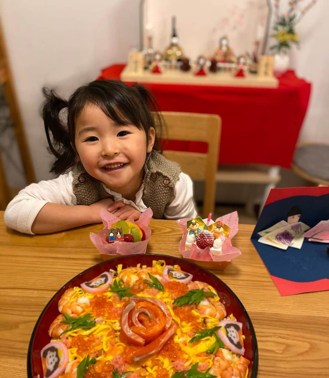 仲嶺梨子のインスタグラム：「. ひな祭り🎎 長女は４回目のお節句🌸 次女は初節句🌸 何度も連写してたらこの表情😀 早く食べたいよね。笑 ストーリーで姉妹写真あげました。 ベビーとの撮影は難しいね😂 . #お雛様#ひな祭り#お節句#初節句#姉妹#女の子#女の子ママ」