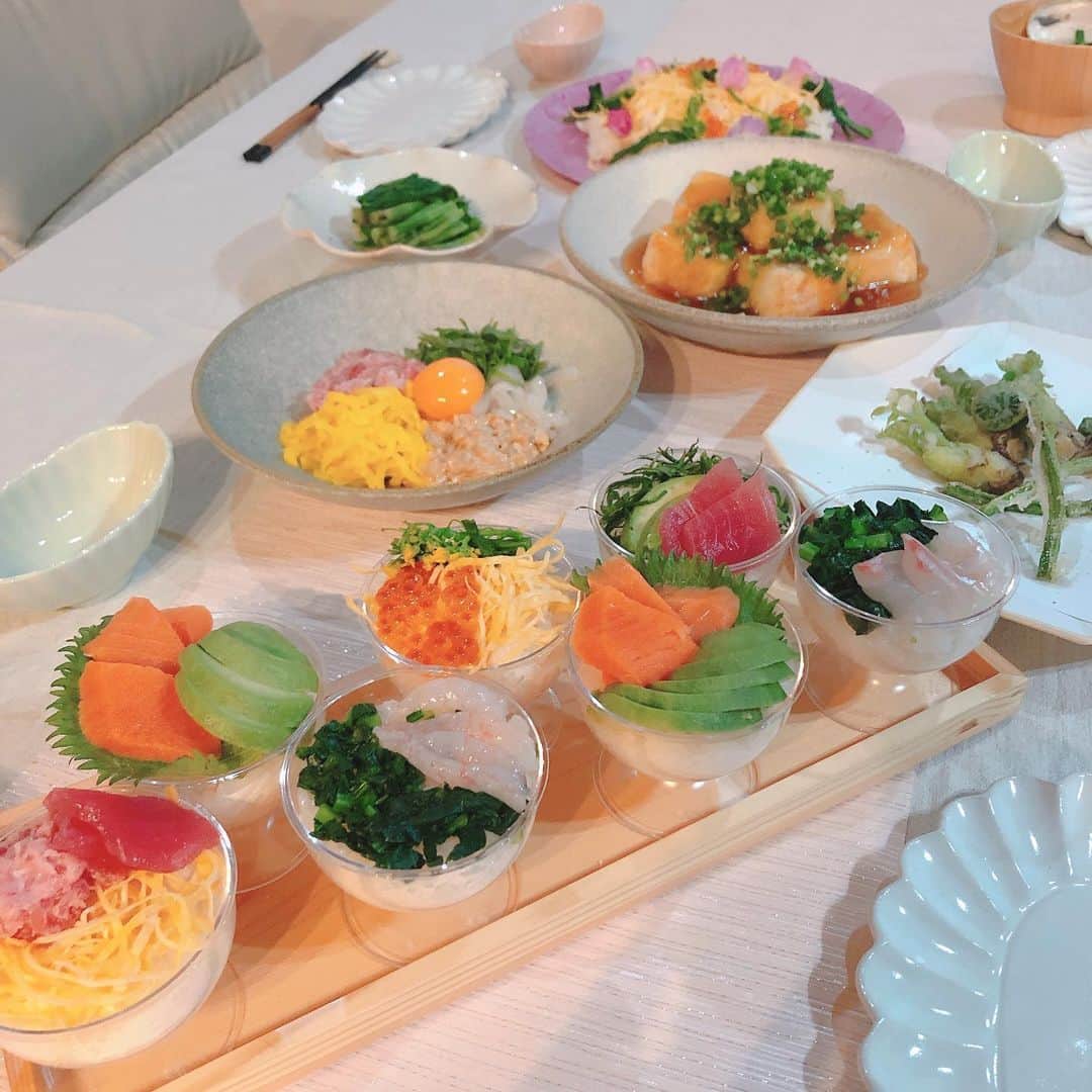 小畑由香里のインスタグラム：「✤  桃の節句🌸  今年はカップ寿司♡  子供たちも大好きな たらの芽とこごみの 天ぷらは 熱々食べたいので 時間差で少しづつ 笑  揚げ出し豆腐も熱々だし… 今夜は食べるのが 忙しかった🤣🤣🤣  お腹いっぱい♡  #yukariのcucina #yukariのうちごはん #ひな祭り #桃の節句#カップ寿司#天ぷら最高#米粉で揚げました#slcreations #無添加#」